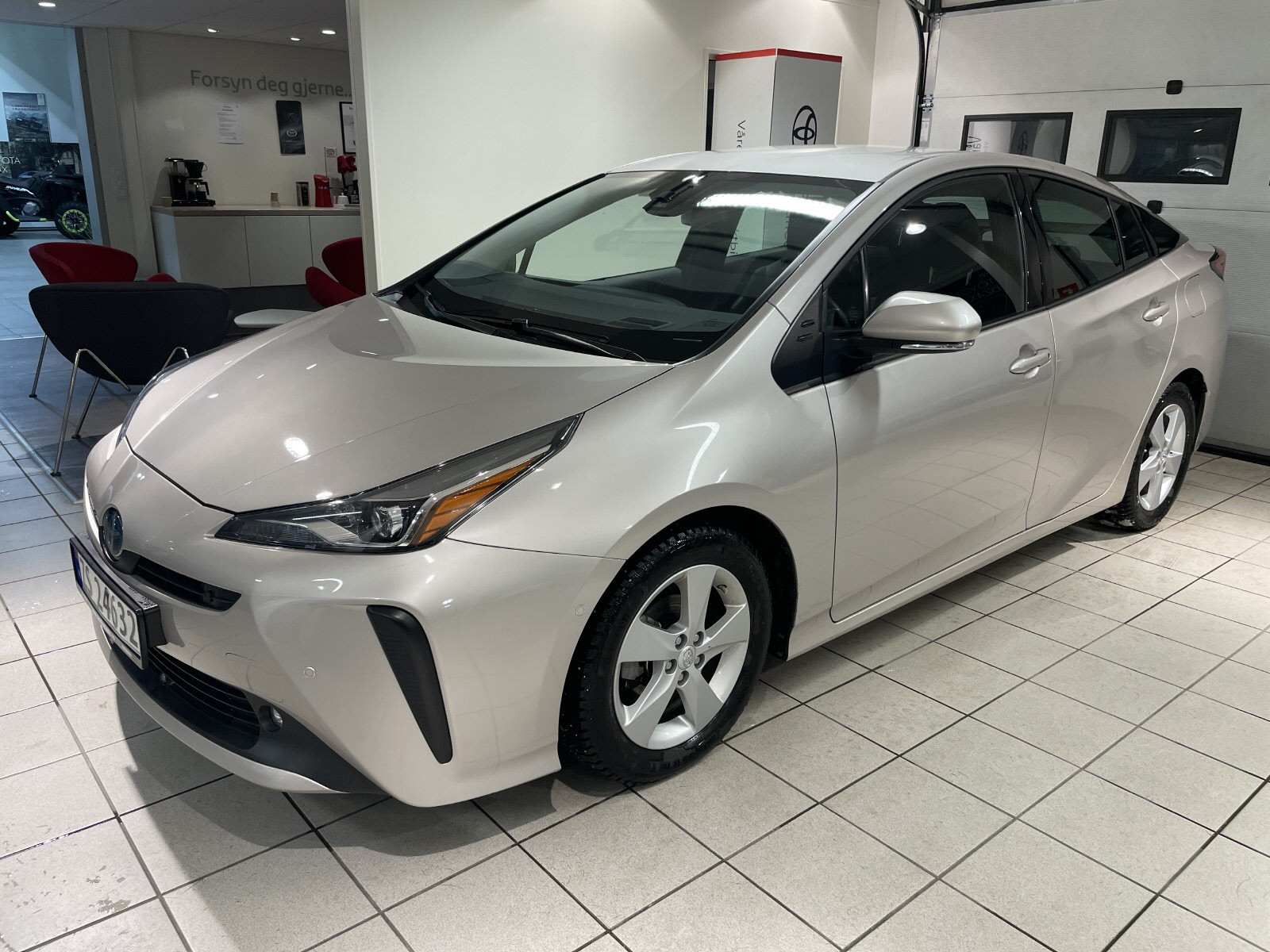 Toyota Prius 1,8 VVT-i Hybrid AWD-i Executive 2