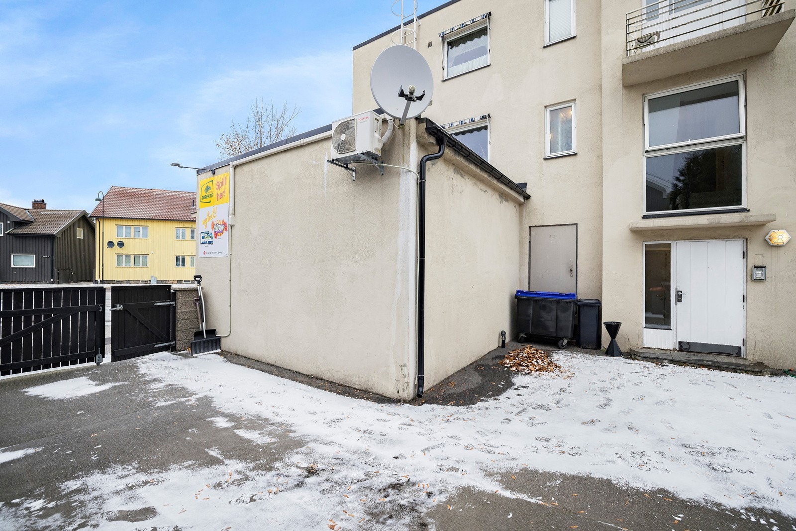 Sameiet har en asfaltert bakgård med boder og felles inngang. Galleribilde
