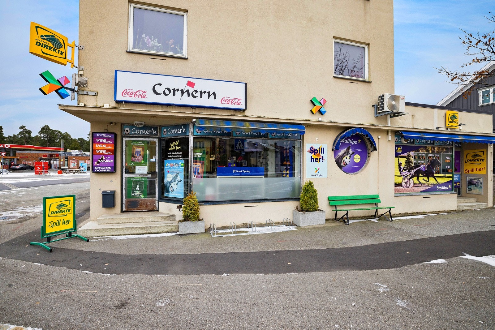 Fra gaten er det to innganger, og store vinduer som gir god eksponering. Galleribilde