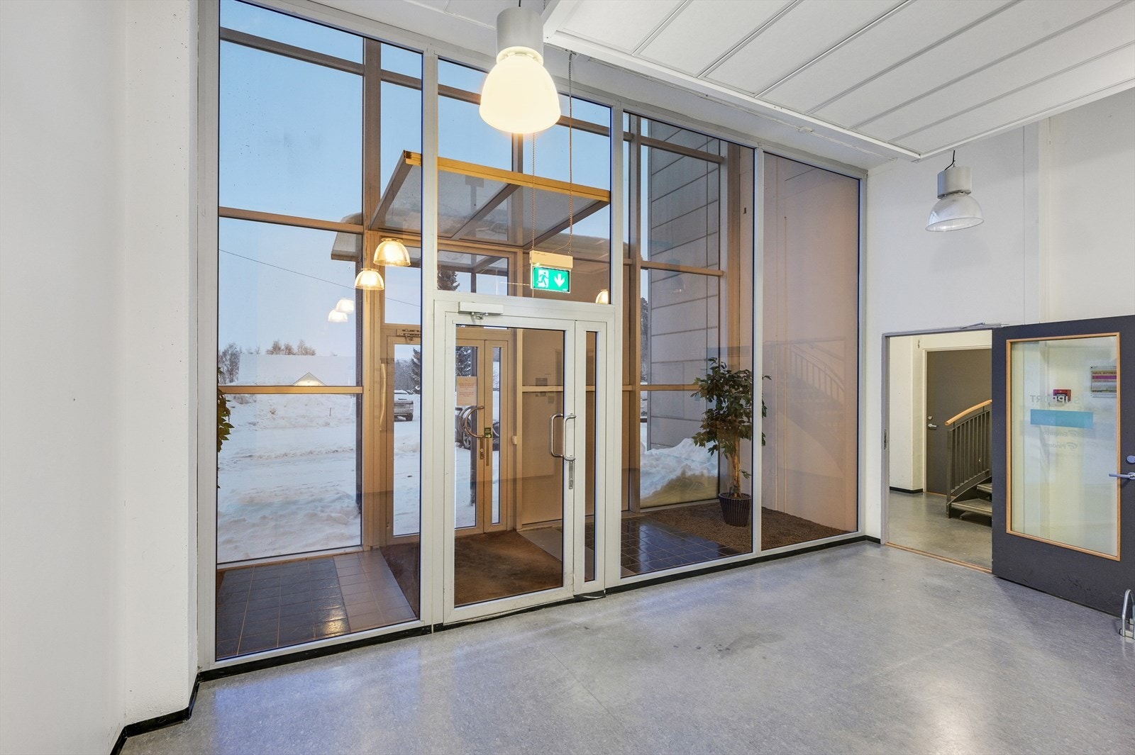Inngangsparti lager/produksjon - 2 Galleribilde