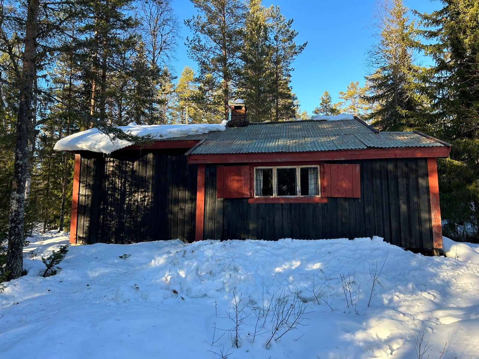 Hytta "Skvakkhaug" med tilhørende lager. Nedenfor står det et eldre saghus. Galleribilde