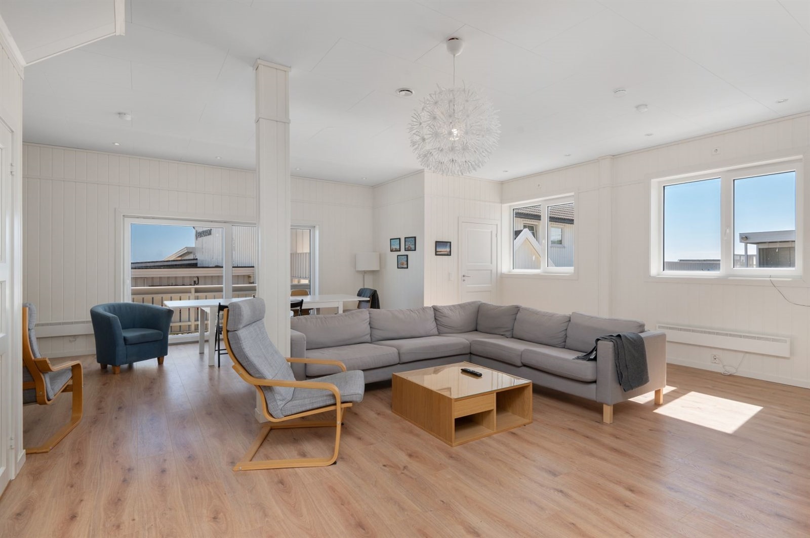 Første etasje i øvre brygge består av stue/kjøkken, bad og et soverom. Galleribilde