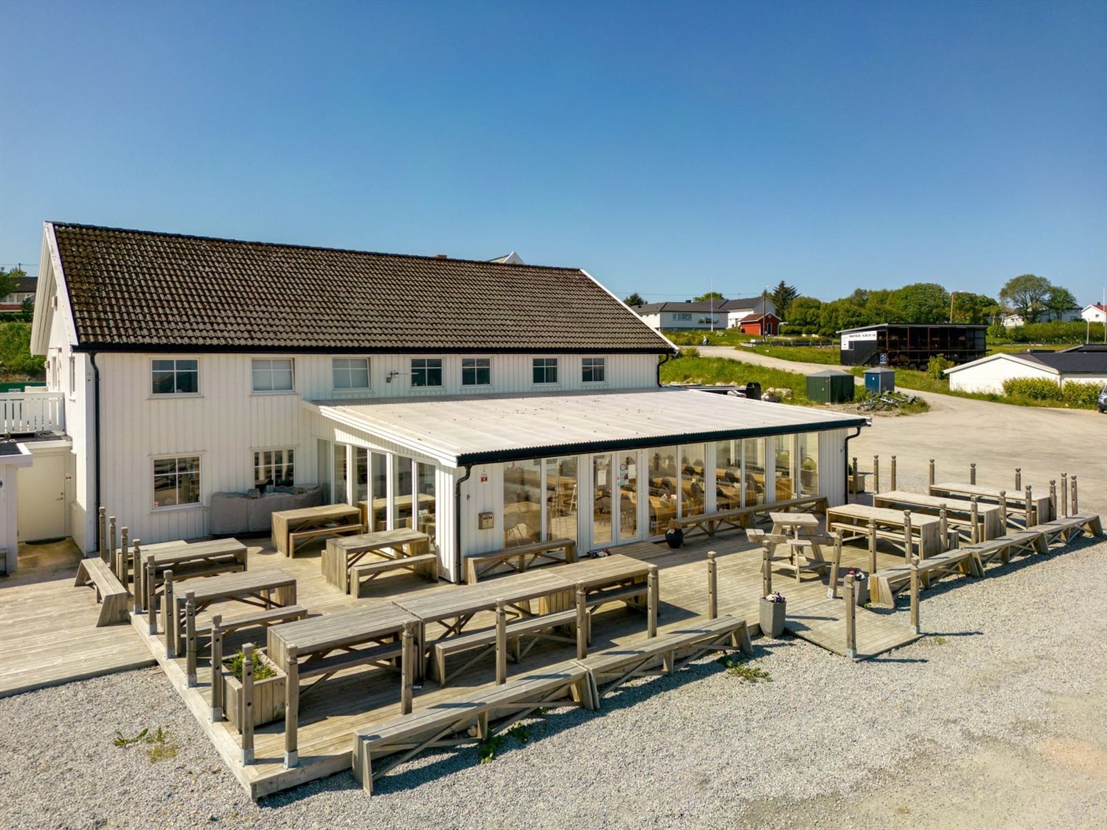 Nedre brygge har restaurantdrift samt hybler i andre etasje. Galleribilde