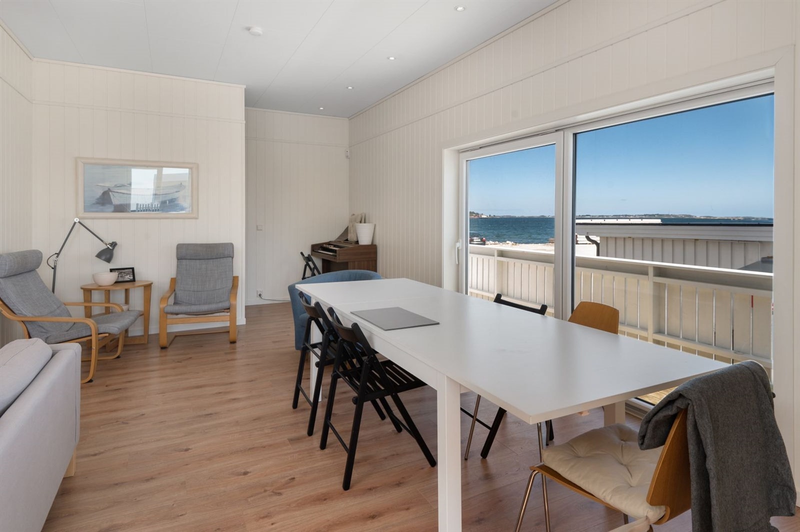 Stuerommet har tilgang til en balkong vendt mot sjøen. Galleribilde