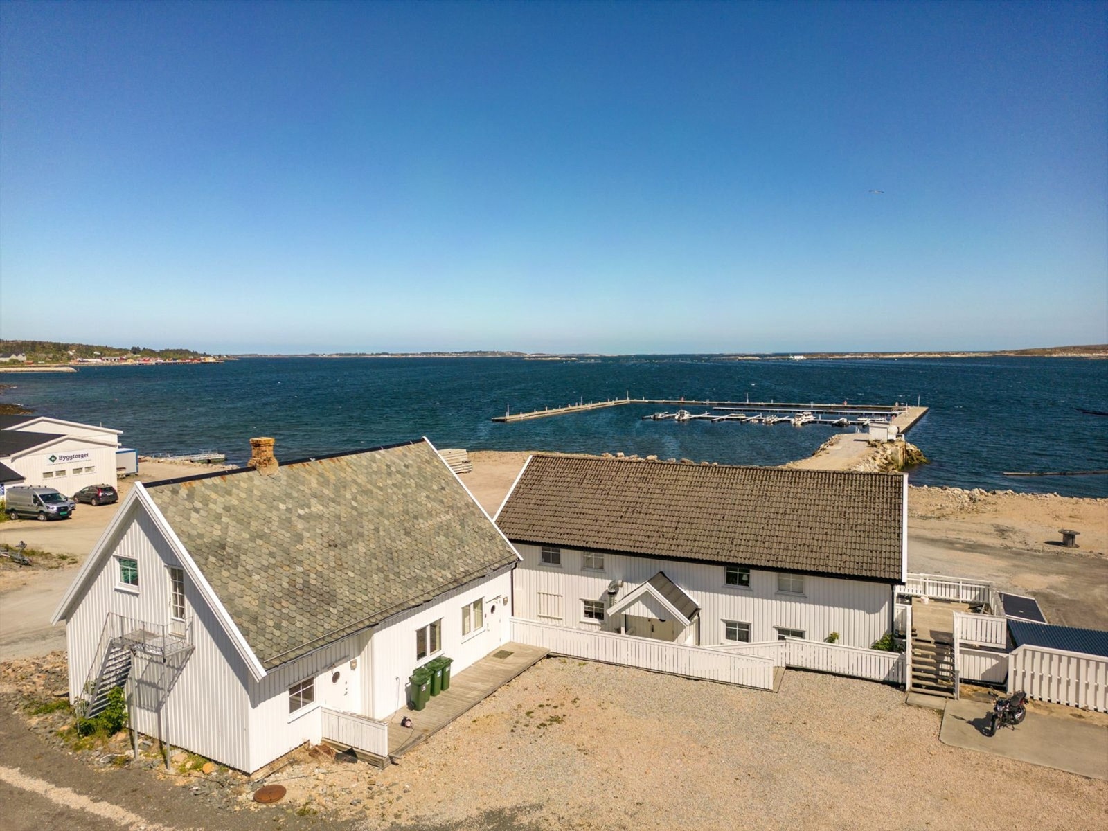Det foreligger ikke opprinnelige plantegninger på restaurantbygningen og andre etasje i nedre brygge. Det finnes av den grunn ikke dokumentasjon på nevntes lovlighet. Kjøper overtar alt av ansvar, kostnad og risiko for dette videre. Galleribilde