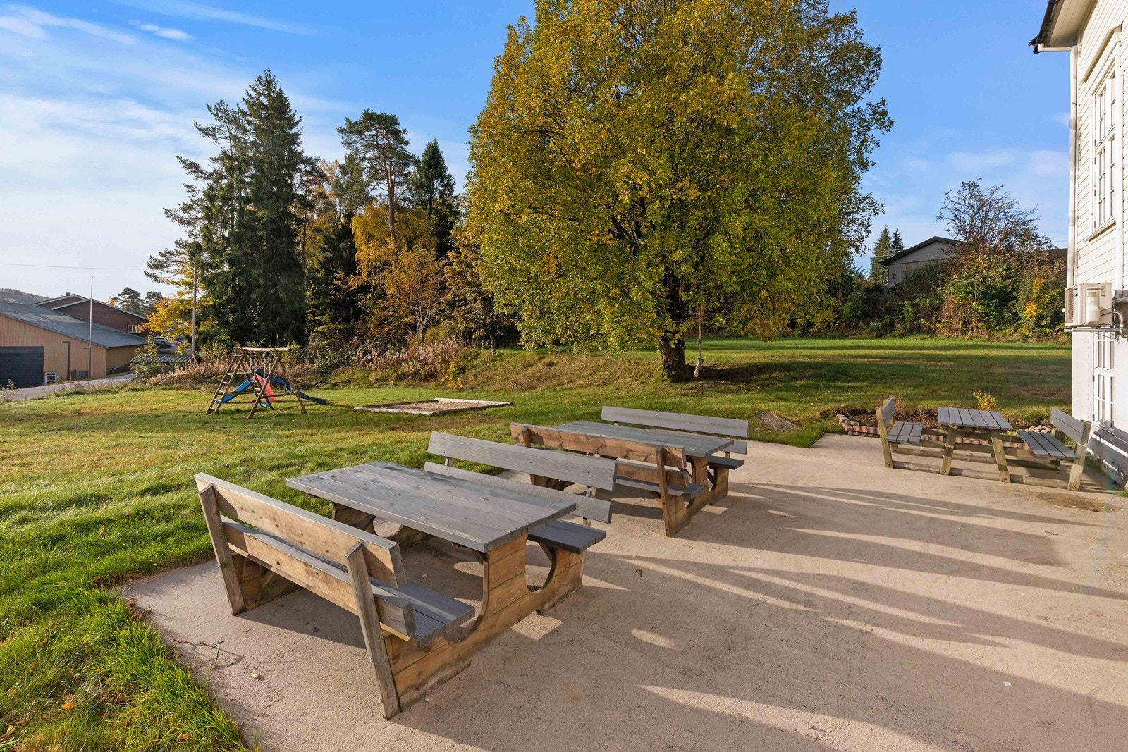 Hyggelig uteplass foran bygget. Galleribilde