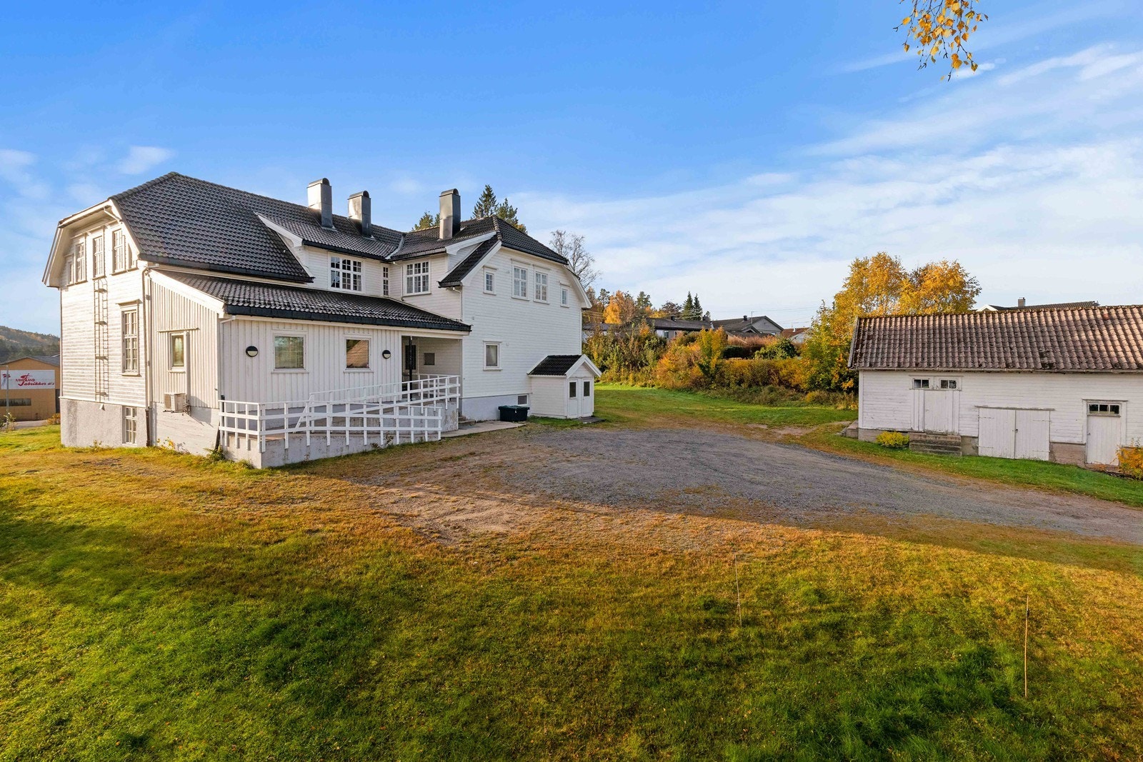 Stor tomt på over 4 mål med romslig gårdsplass/parkeringsplass. Galleribilde