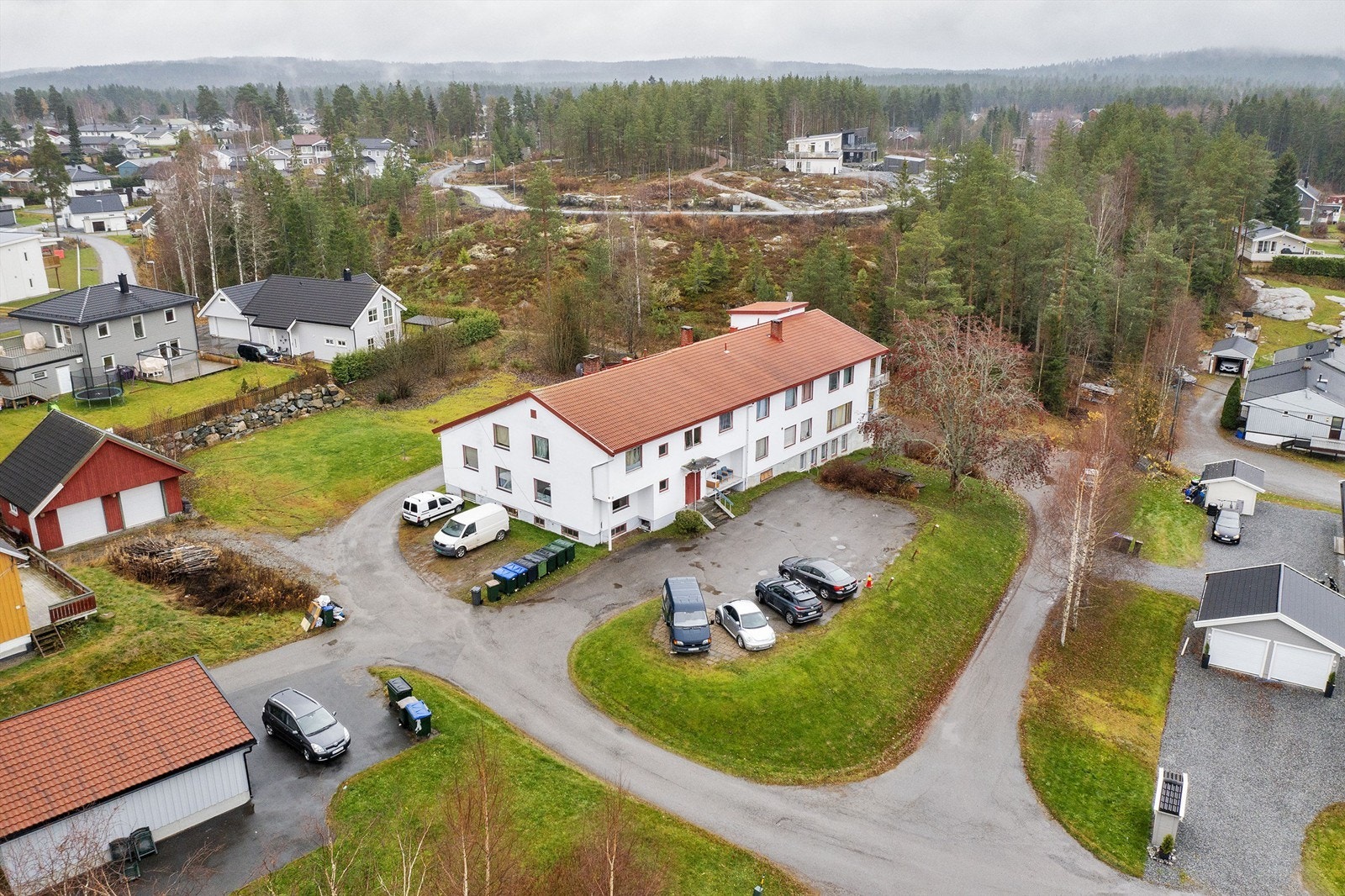 Beliggende i et meget barnevennlig og veletablert boområde på Fjellfoten Galleribilde
