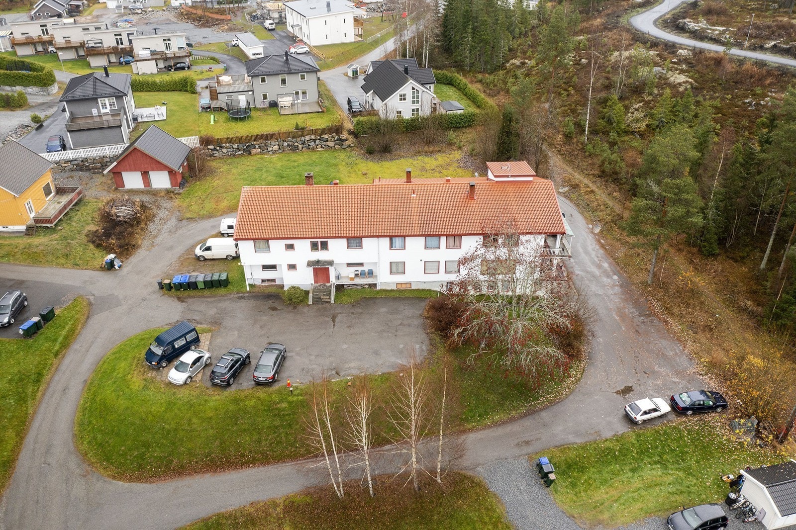 Eiendommen ligger fint til med store grøntarealer Galleribilde