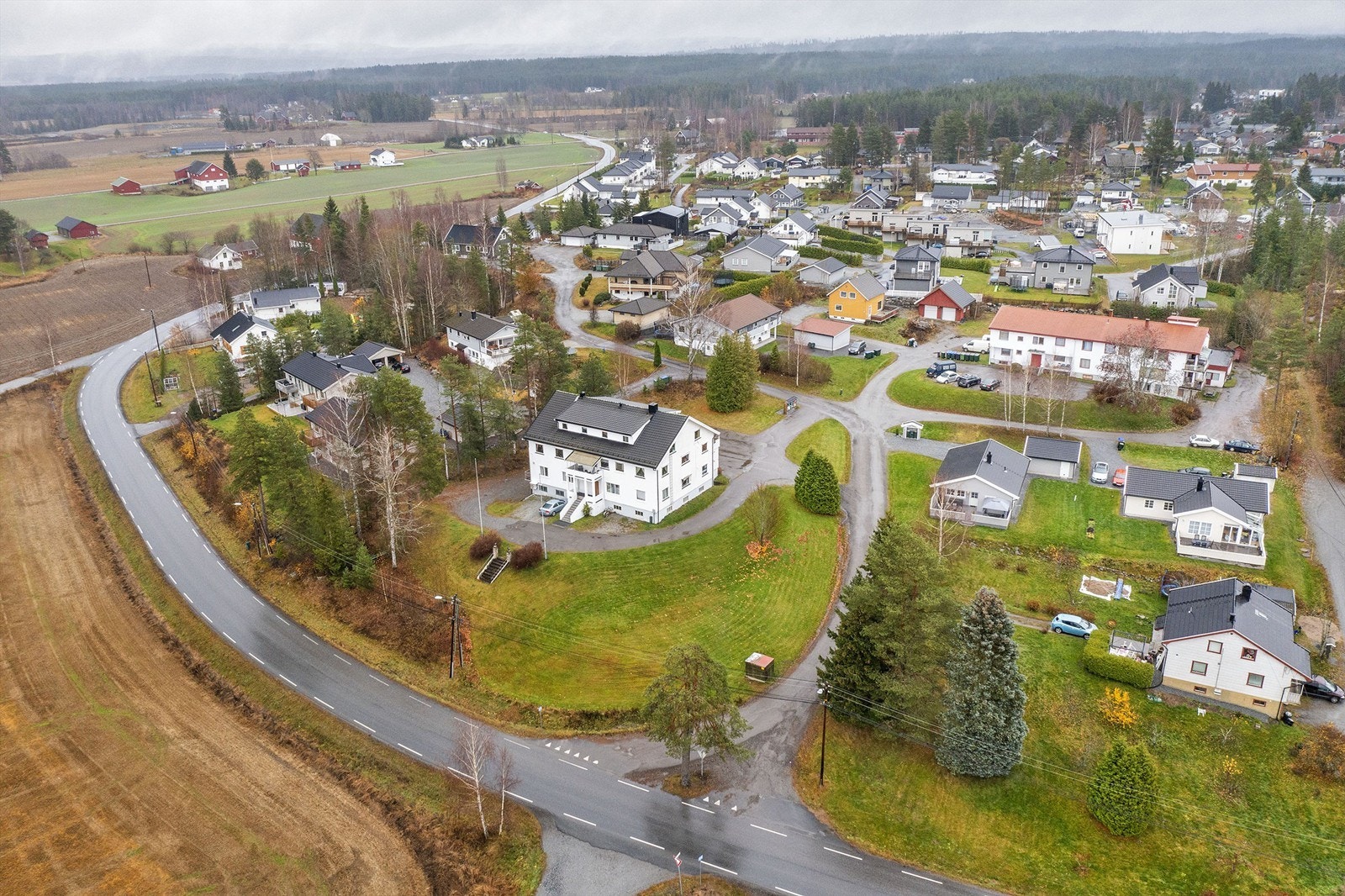 Eiendommen ligger fint til med enkel adkomst Galleribilde