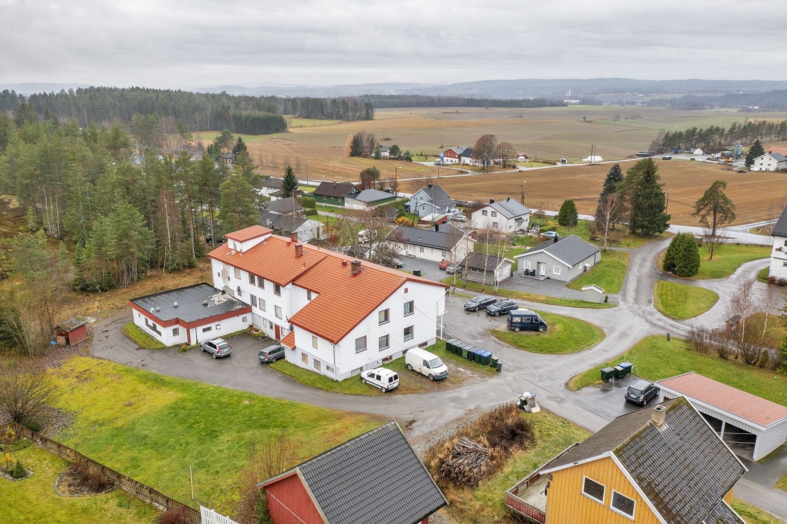 Asfalterte adkomst- og parkeringsarealer - parkeringsplasser på vestre og østre side av eiendommen Galleribilde