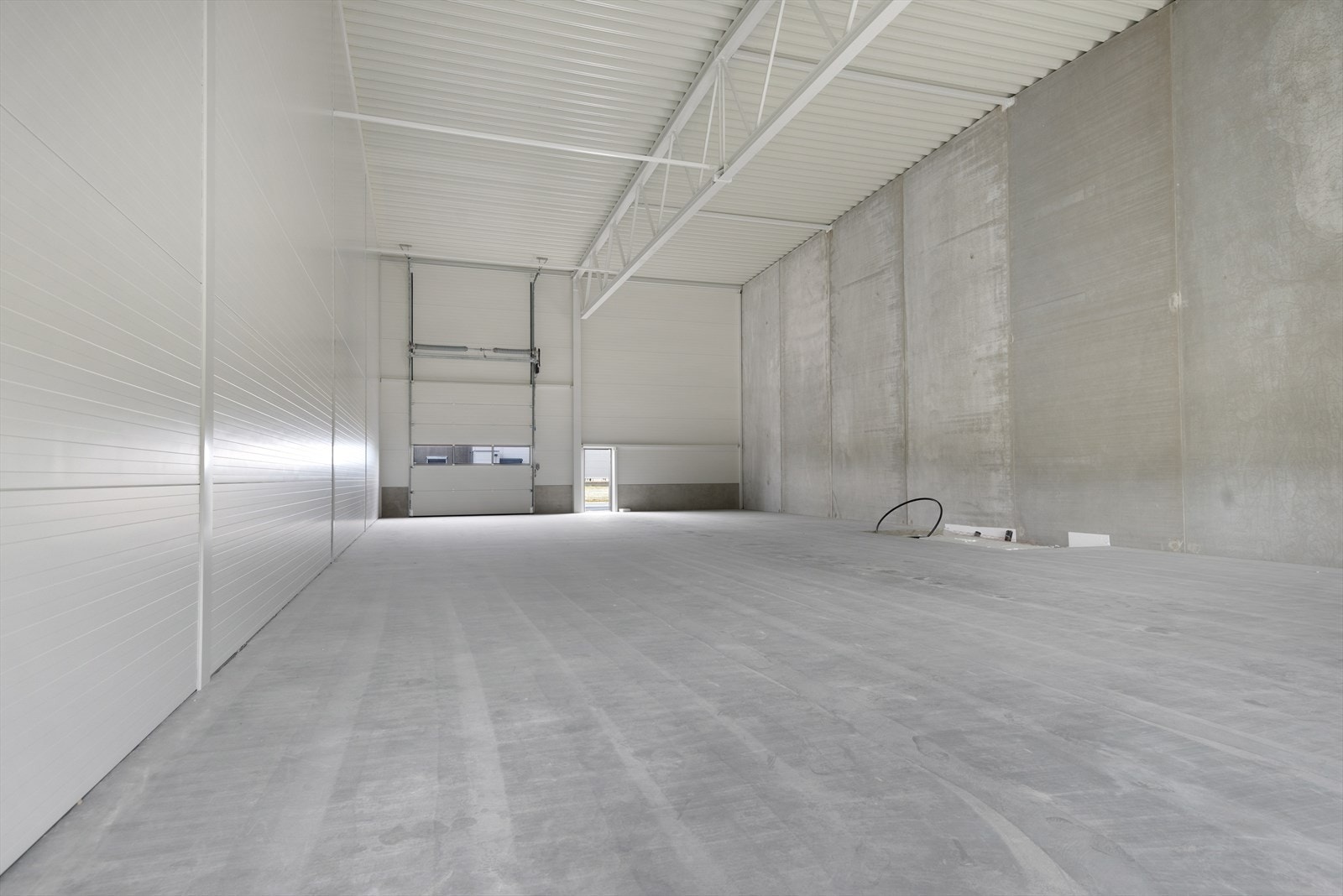 Romslige lagerhaller med stor port Galleribilde