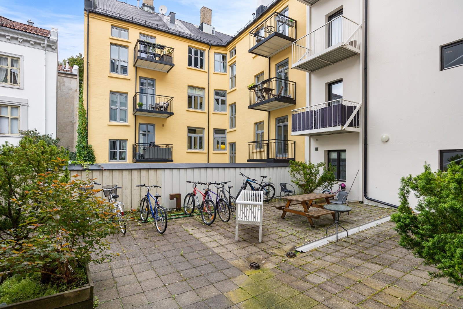 Bakgård Galleribilde