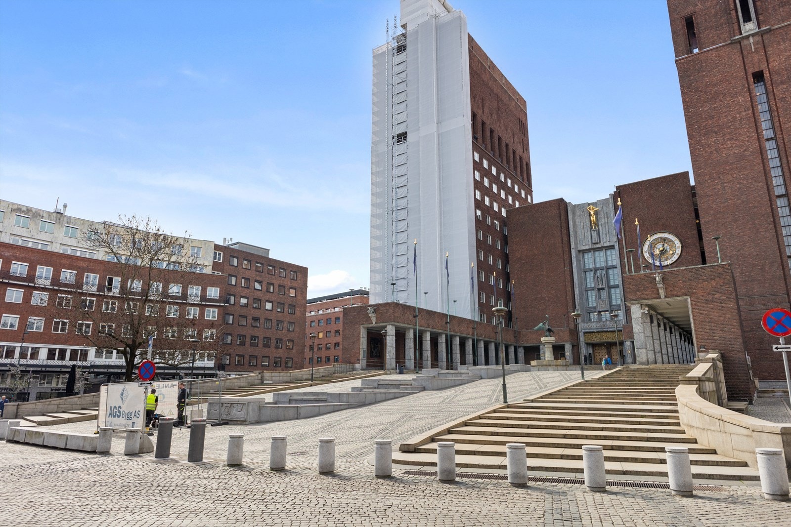 Fridtjof Nansens plass 9 (i bakgrunnen) Galleribilde