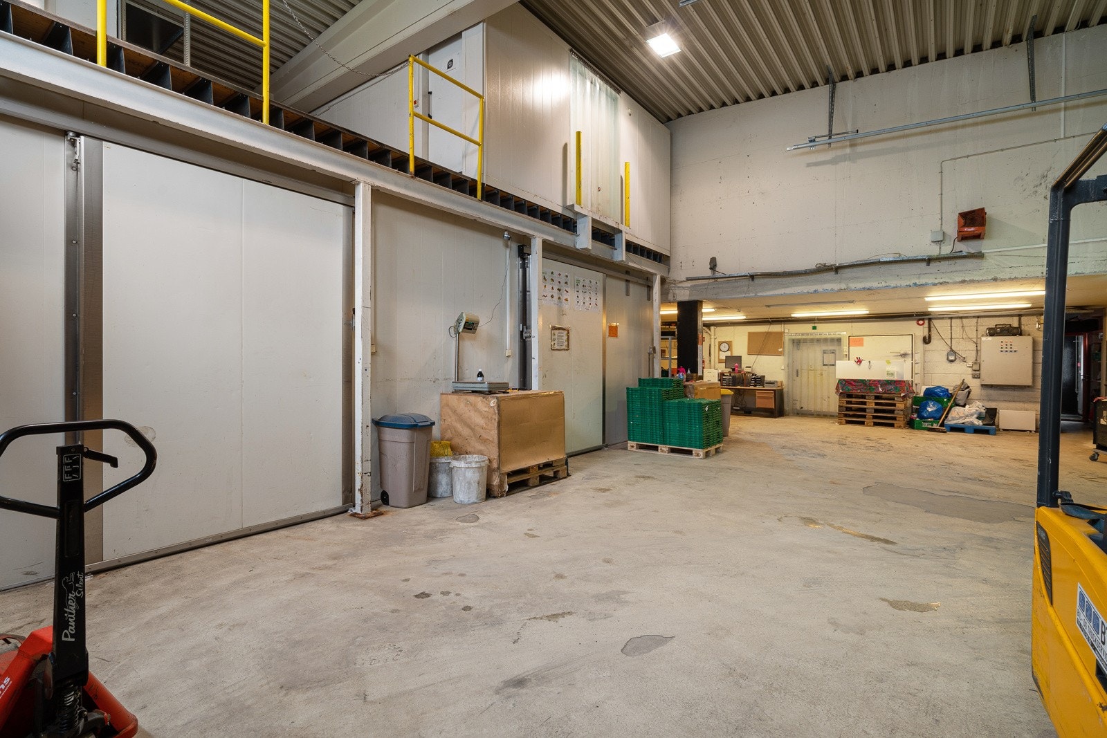 Lager, deler av lagret har mesanin. Galleribilde