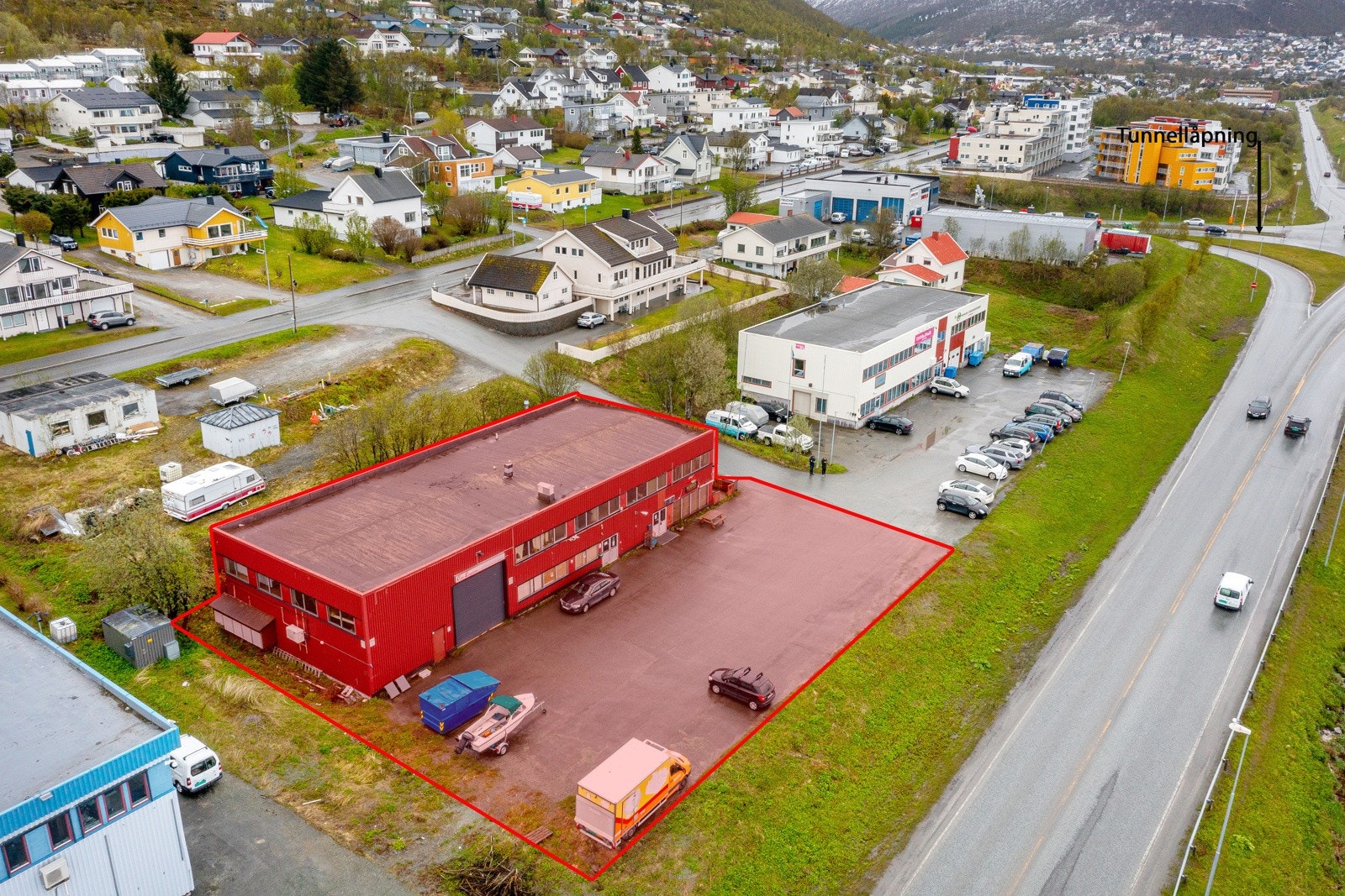 Oversiktsbilde mot sør, E8 og tunnelåpningen. Galleribilde