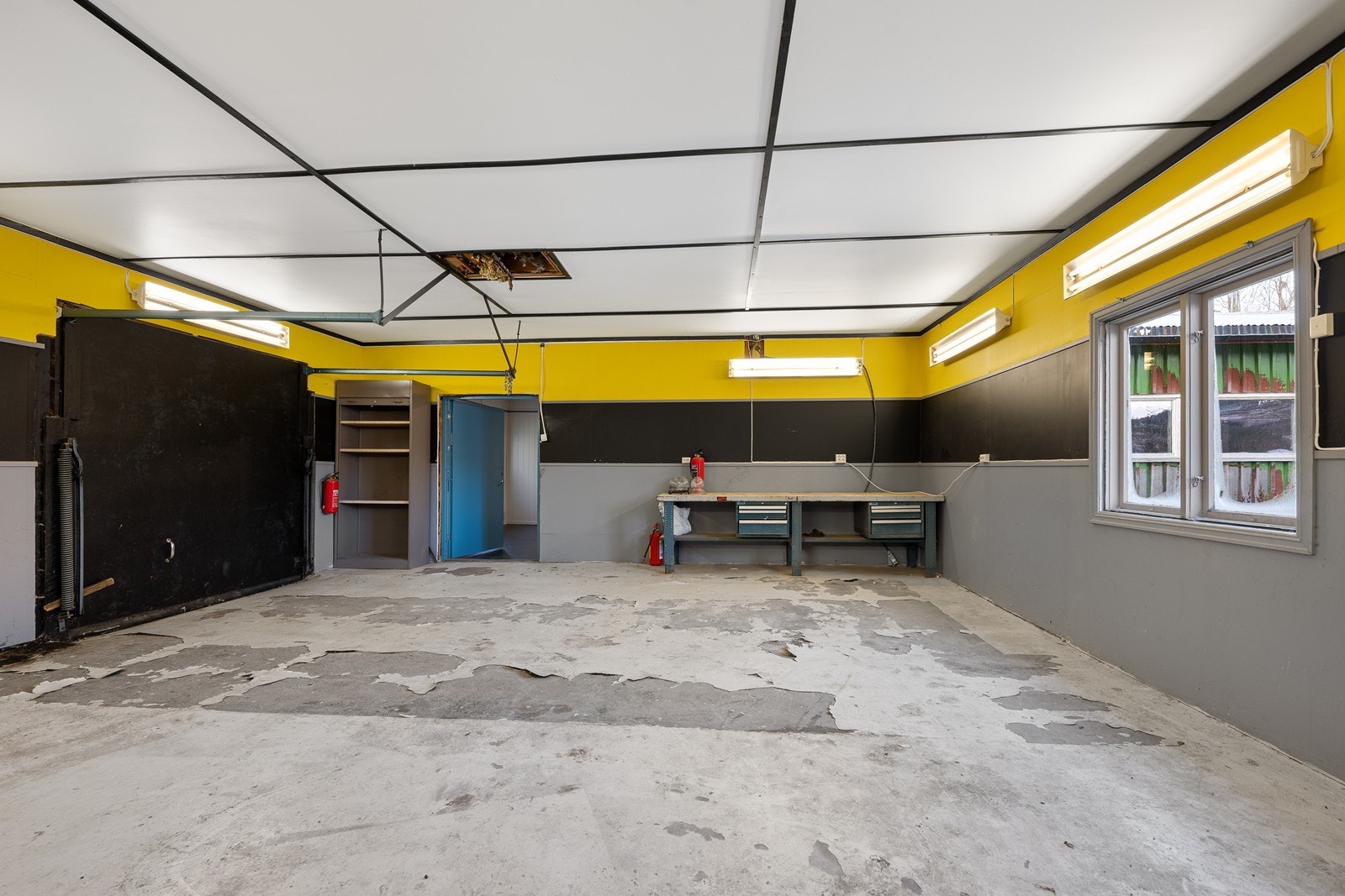 Verksted med plass til flere biler. Galleribilde