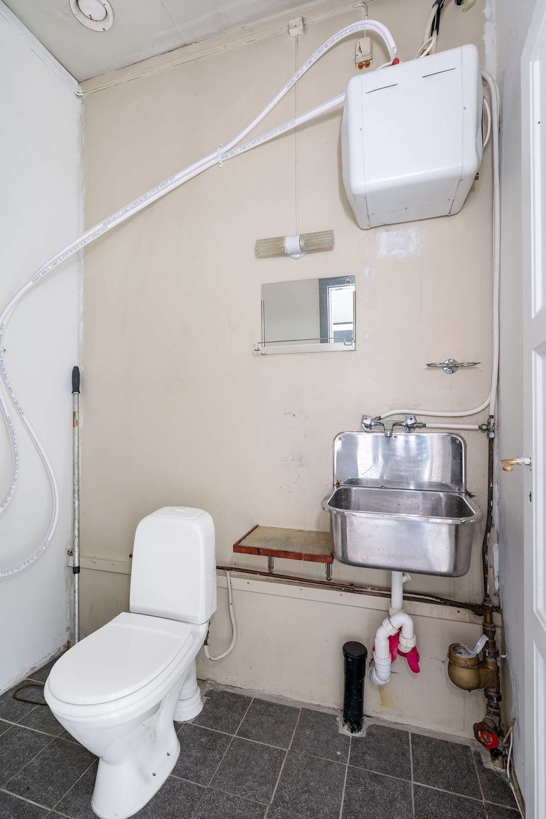 Toalettrom med toalett og skyllekum. Galleribilde