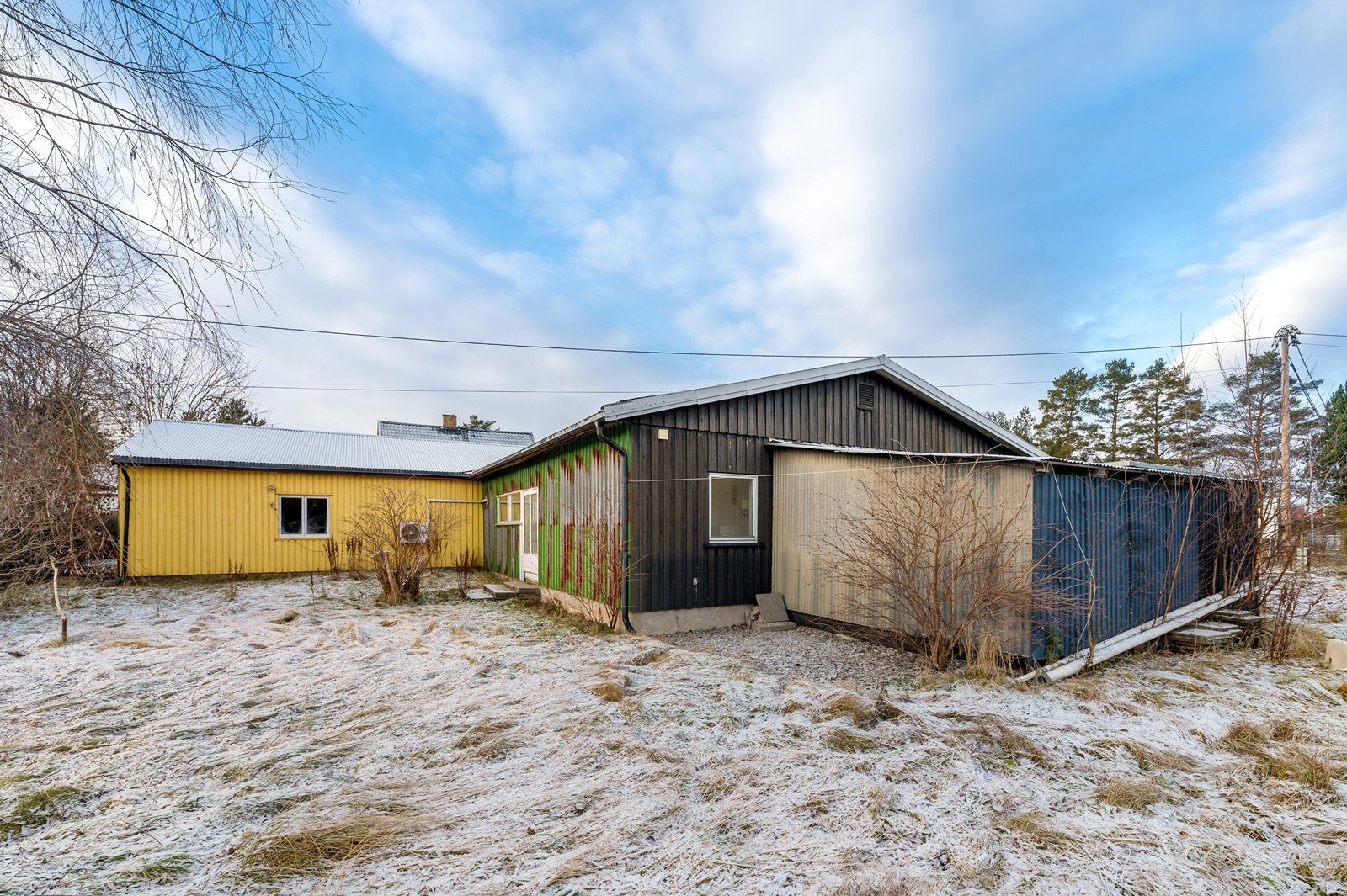 Fasade bakside. Det er terrassedør til uteplass i bakkant. Galleribilde
