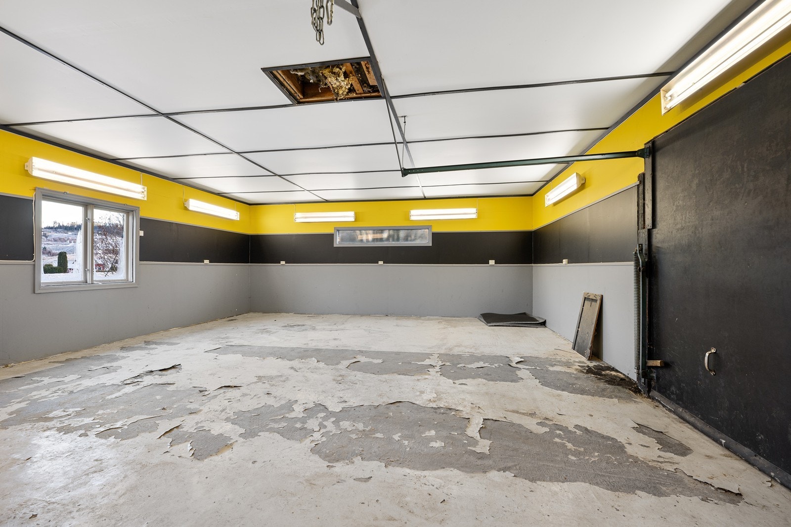 Verksted med vippeport. Galleribilde