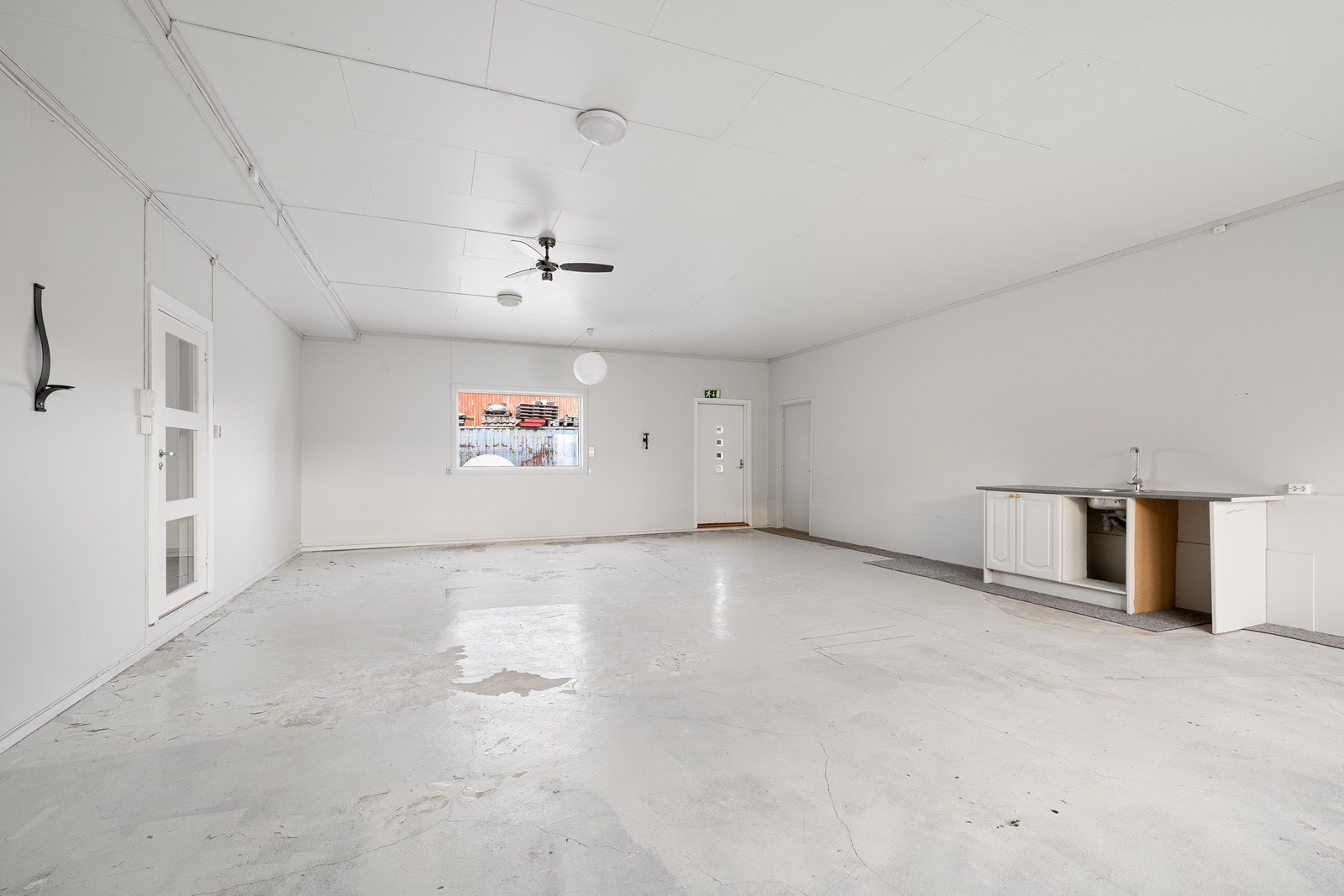 Allrom/sal/stue med liten kjøkkeninnredning. Galleribilde