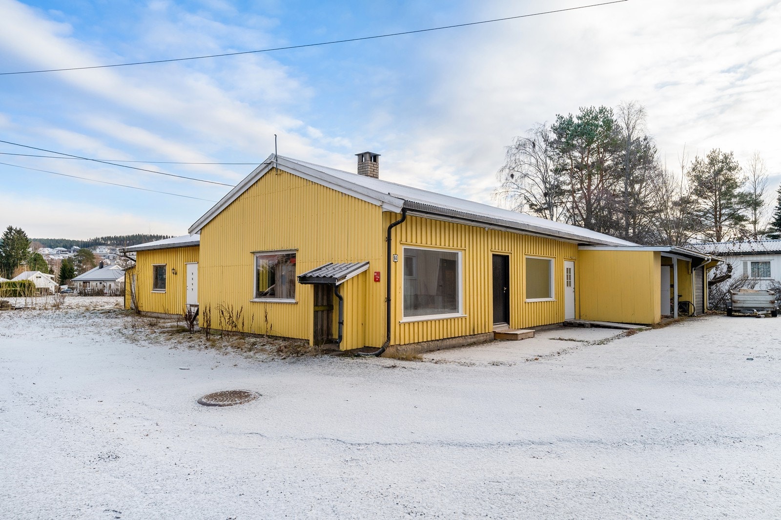 Velkommen til Haldenveien 94! Dette er et næringsbygg med ekspedisjonslokaler og verksted. Galleribilde