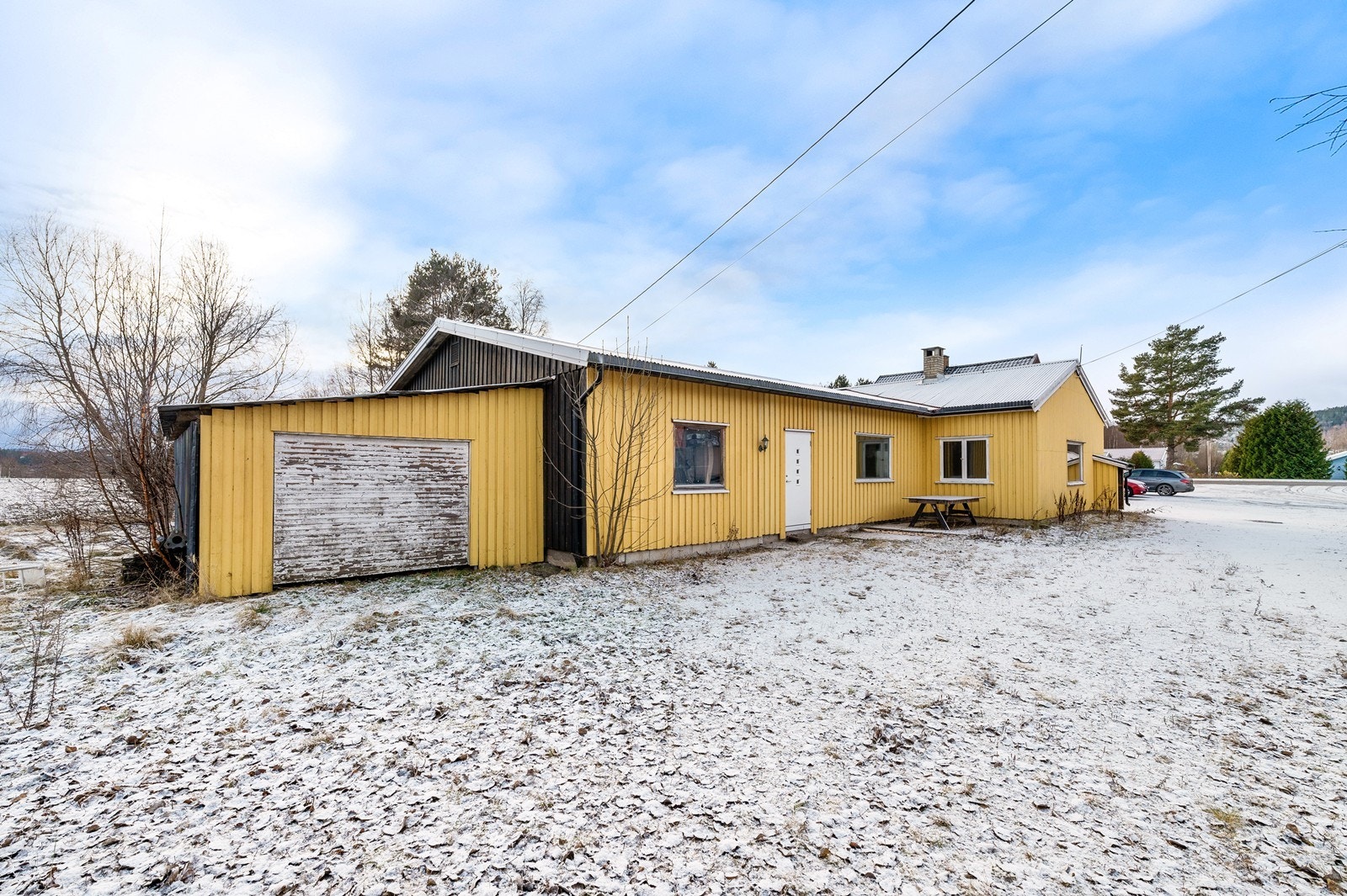 Tilbygget eldre garasje på en side av bygget. Galleribilde