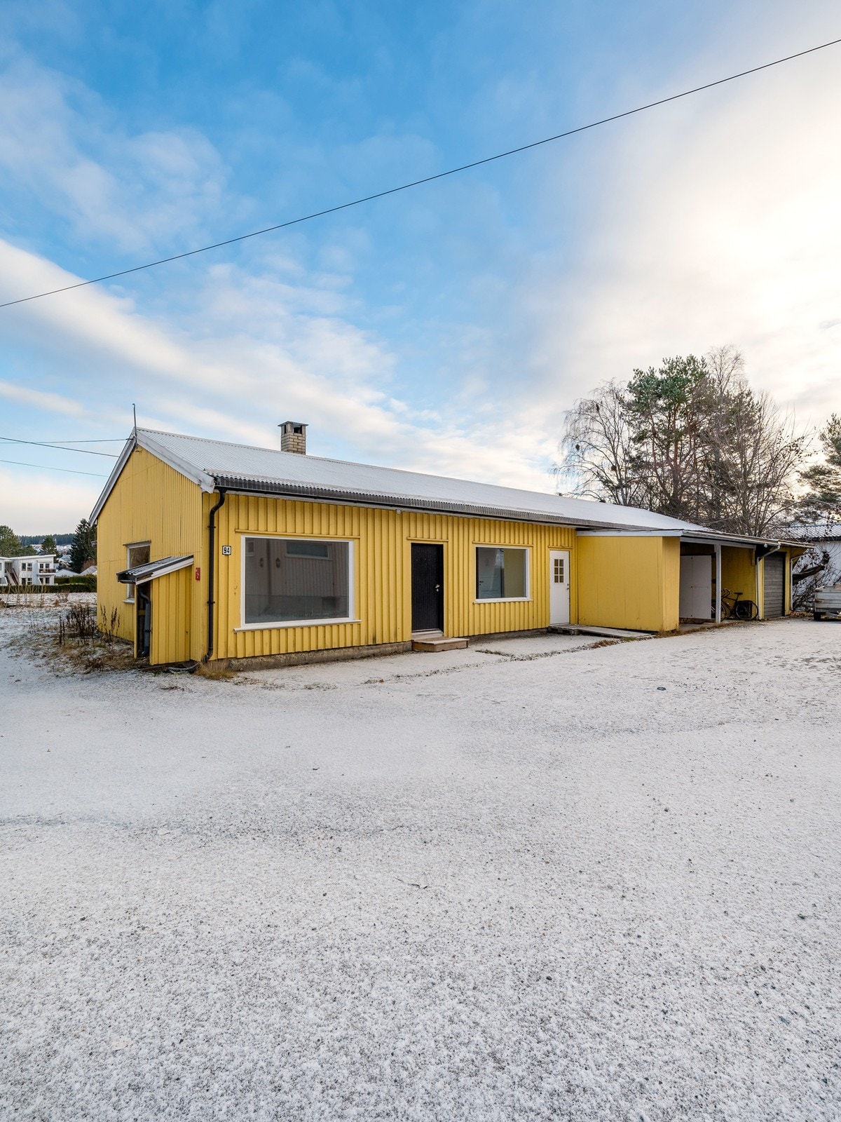Tomten er på ca. 567 og bygget har flere adkomstdører, samt carport. Galleribilde