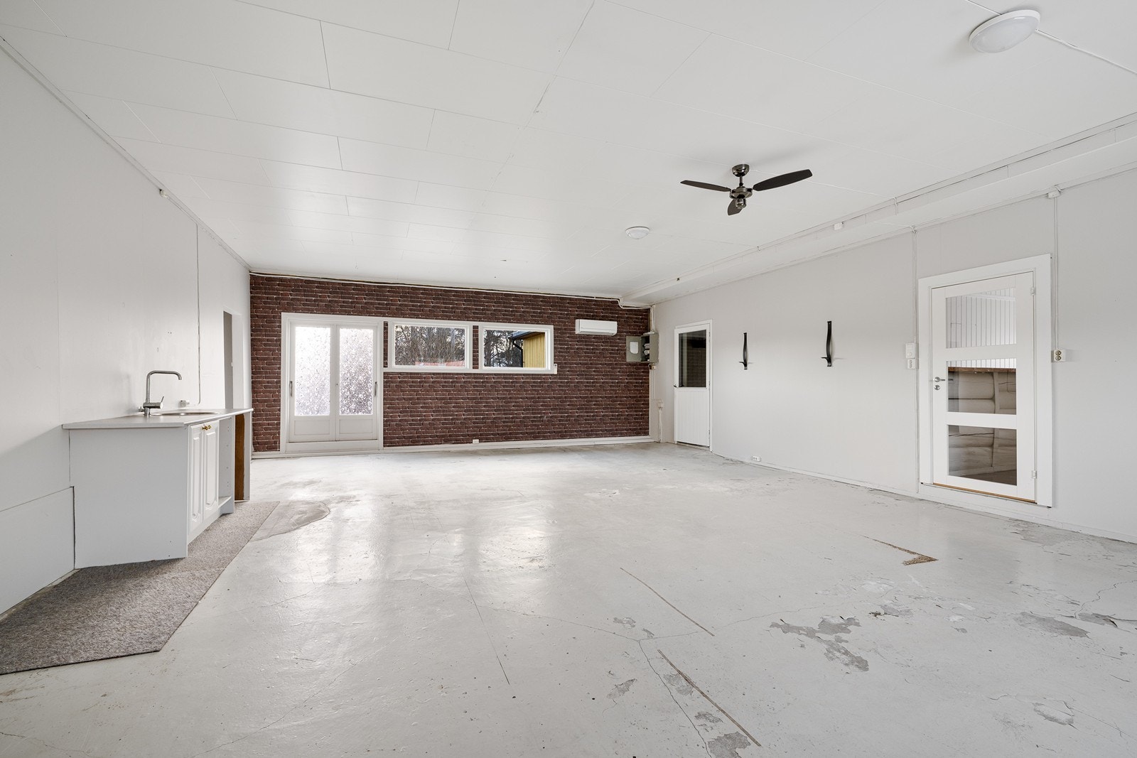 Allrom med tofløyet terrassedør. Galleribilde