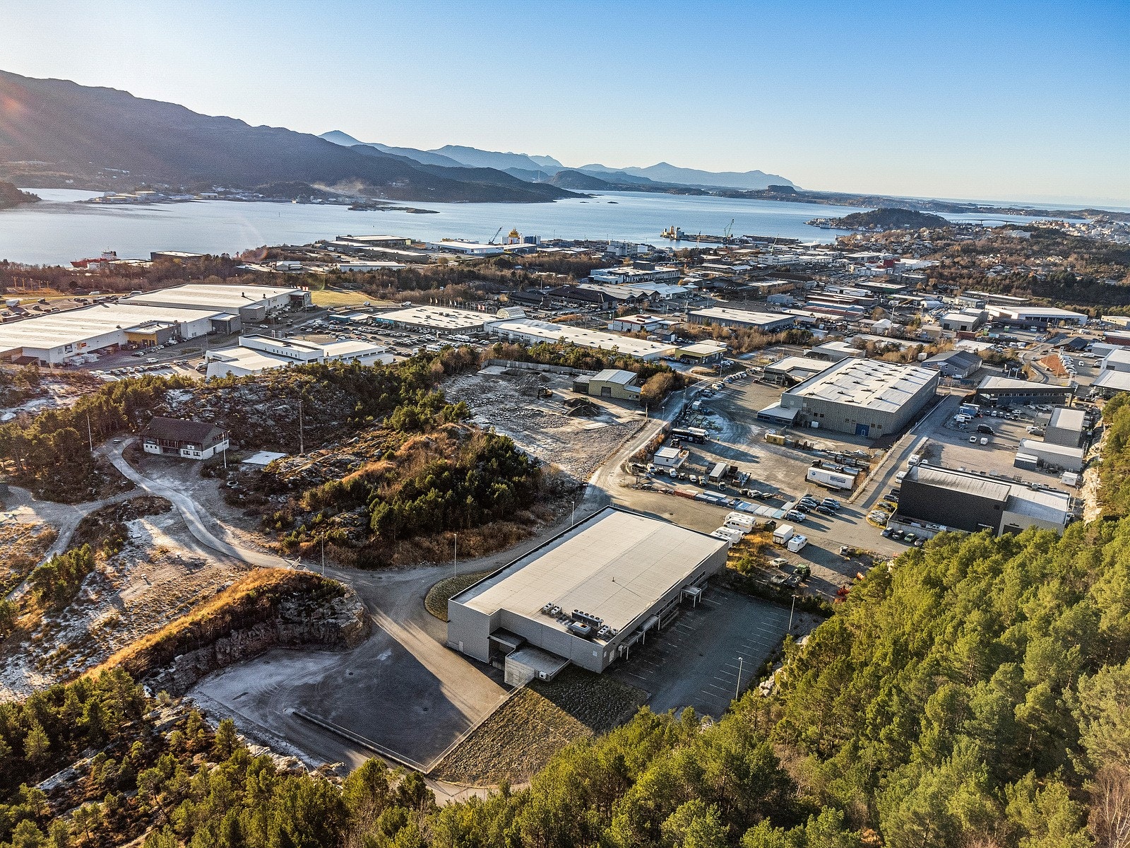 Kvernberget flyplass ligger like ved. Galleribilde