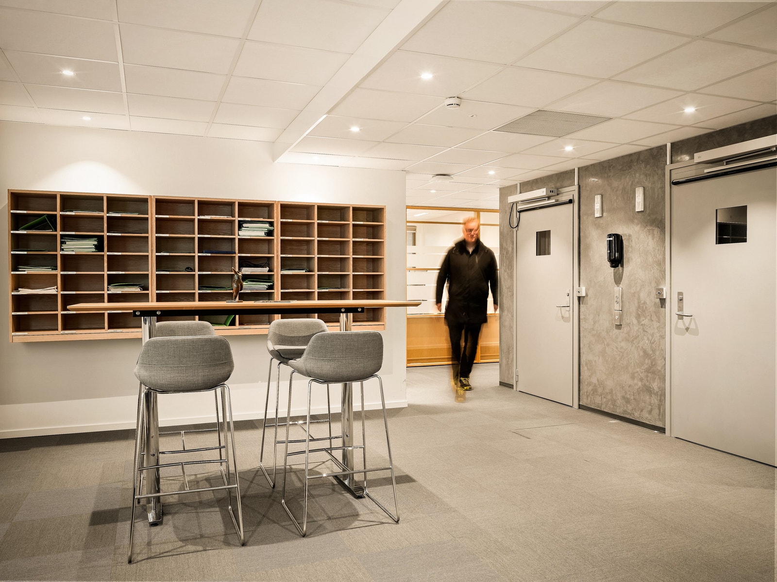 Lokalene fremstår med nøytrale fargevalg og grå vegg-til-veggtepper i flere av rommene. Galleribilde