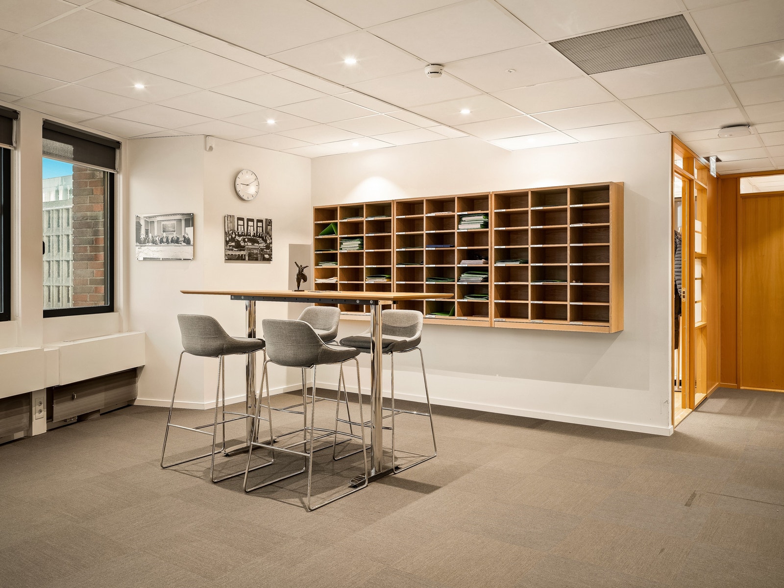 Det er god belysning i form av downlights i himlingene. Galleribilde