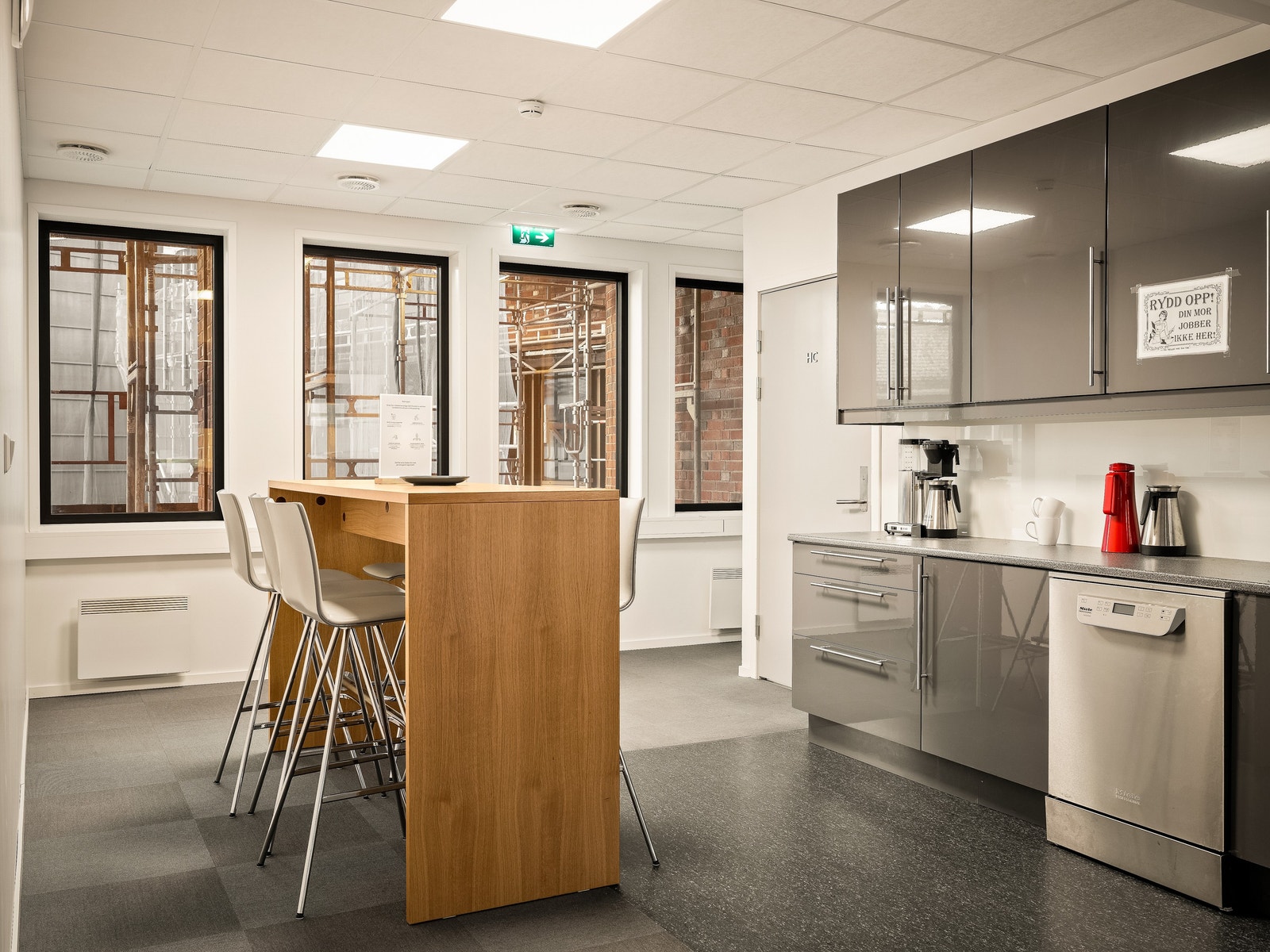 I 6. etasje er det et stilrent minikjøkken, en hyggelig møteplass for en prat over kaffekoppen ipausen. Galleribilde