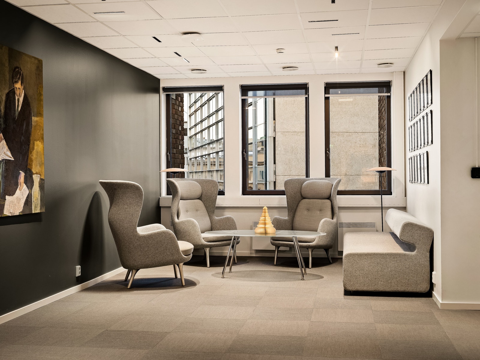 Ved resepsjonen i 6. etasje kan det innredes med gode møbler i en luftig ventesone. Galleribilde