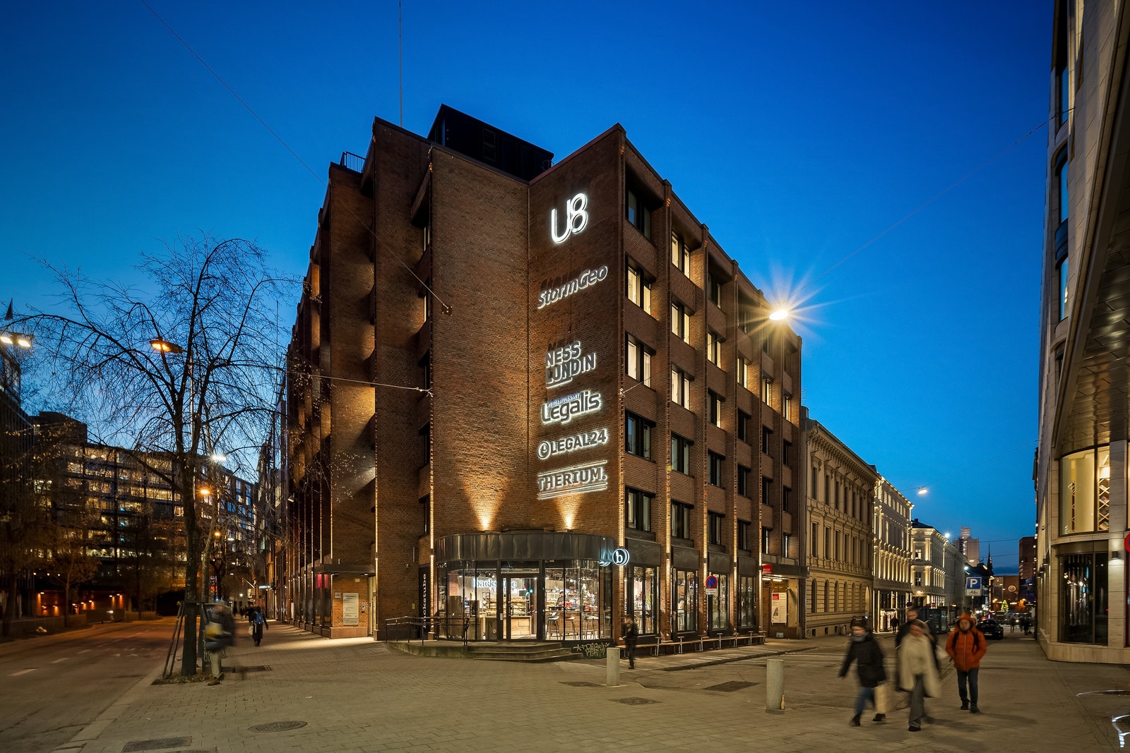 Kontorlokalene ligger i sjette og åttende etasje i Universitetsgata 8. Galleribilde