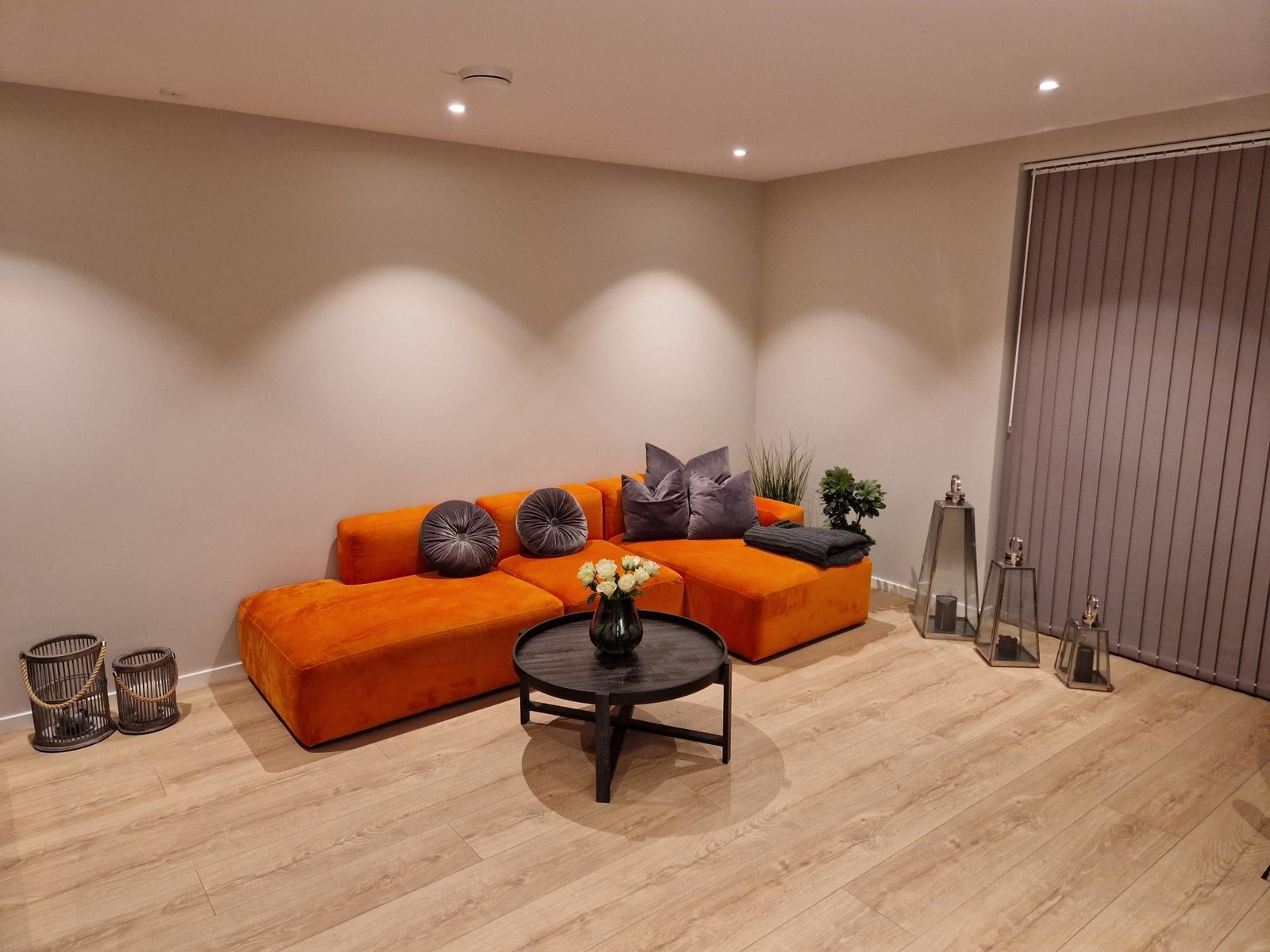 Romslig stue og god belysning med LED-spoter Galleribilde