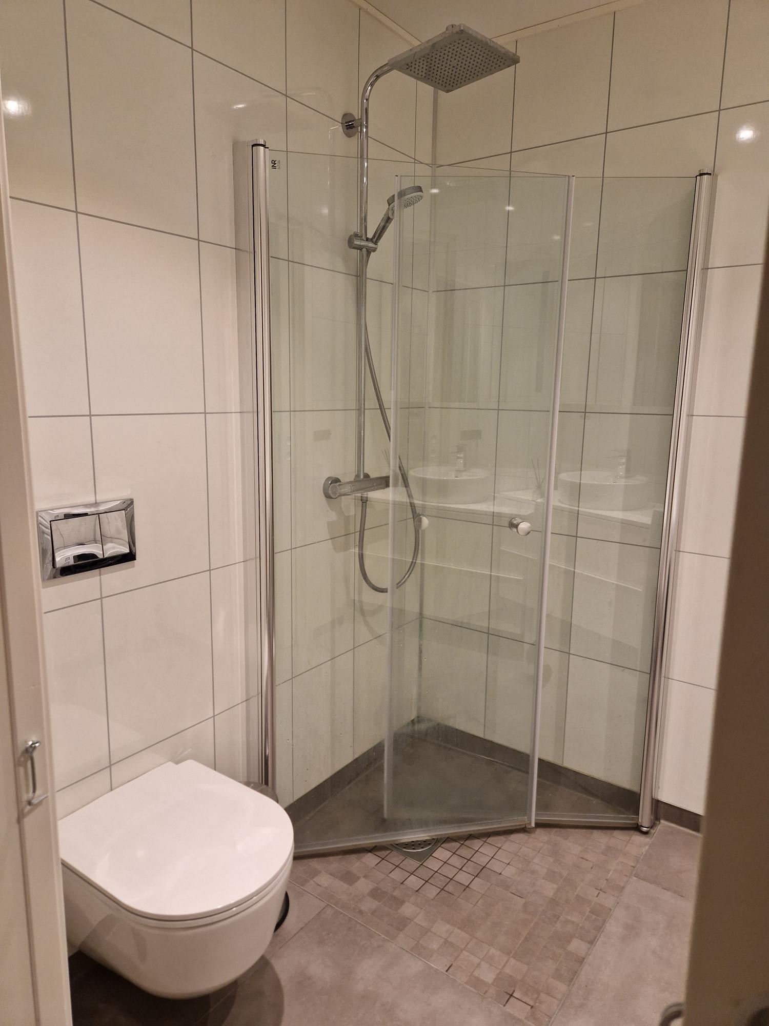 Regndusj og innfellbare dusjvegger. Galleribilde