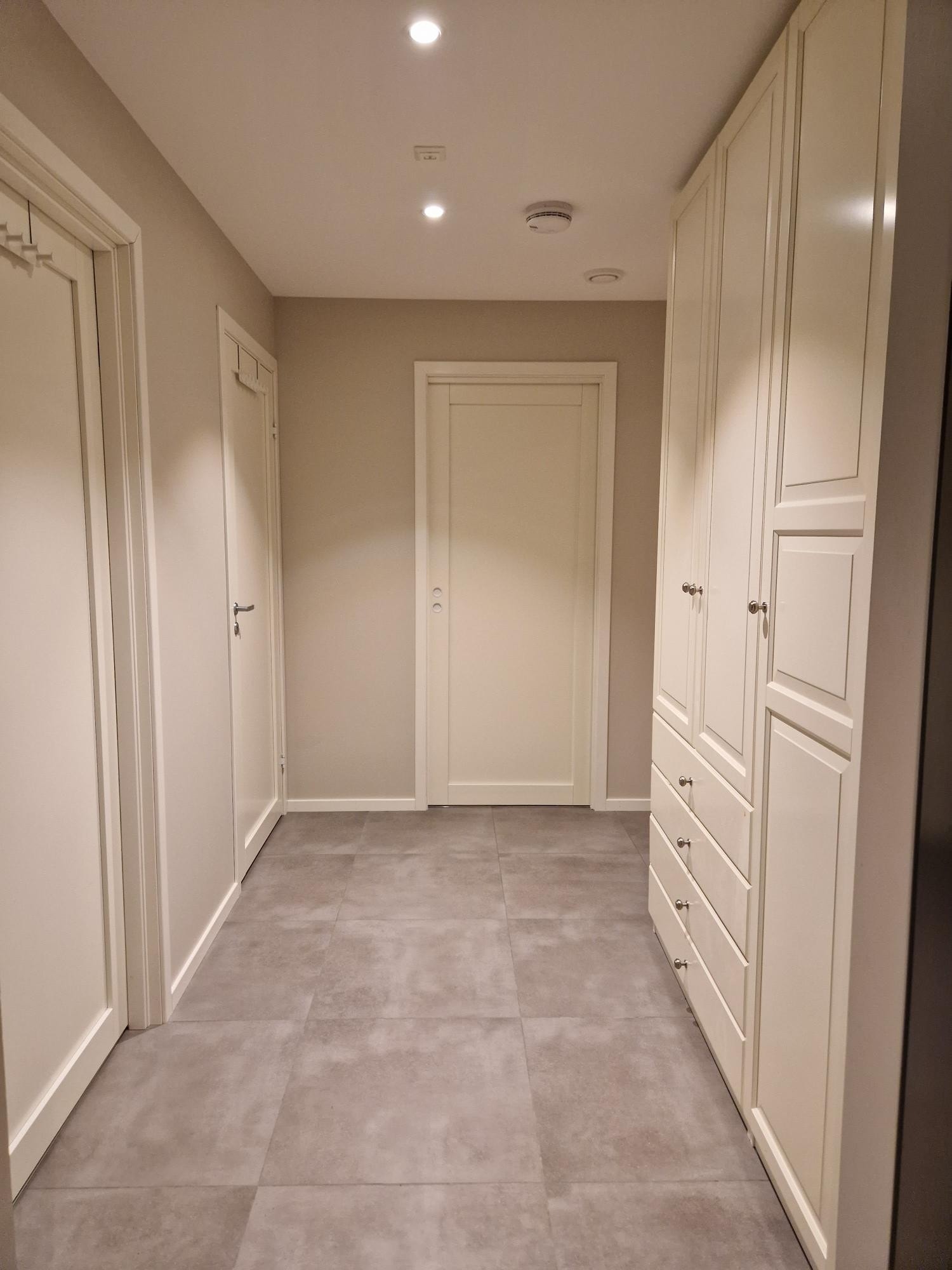 Stort garderobeskap Galleribilde