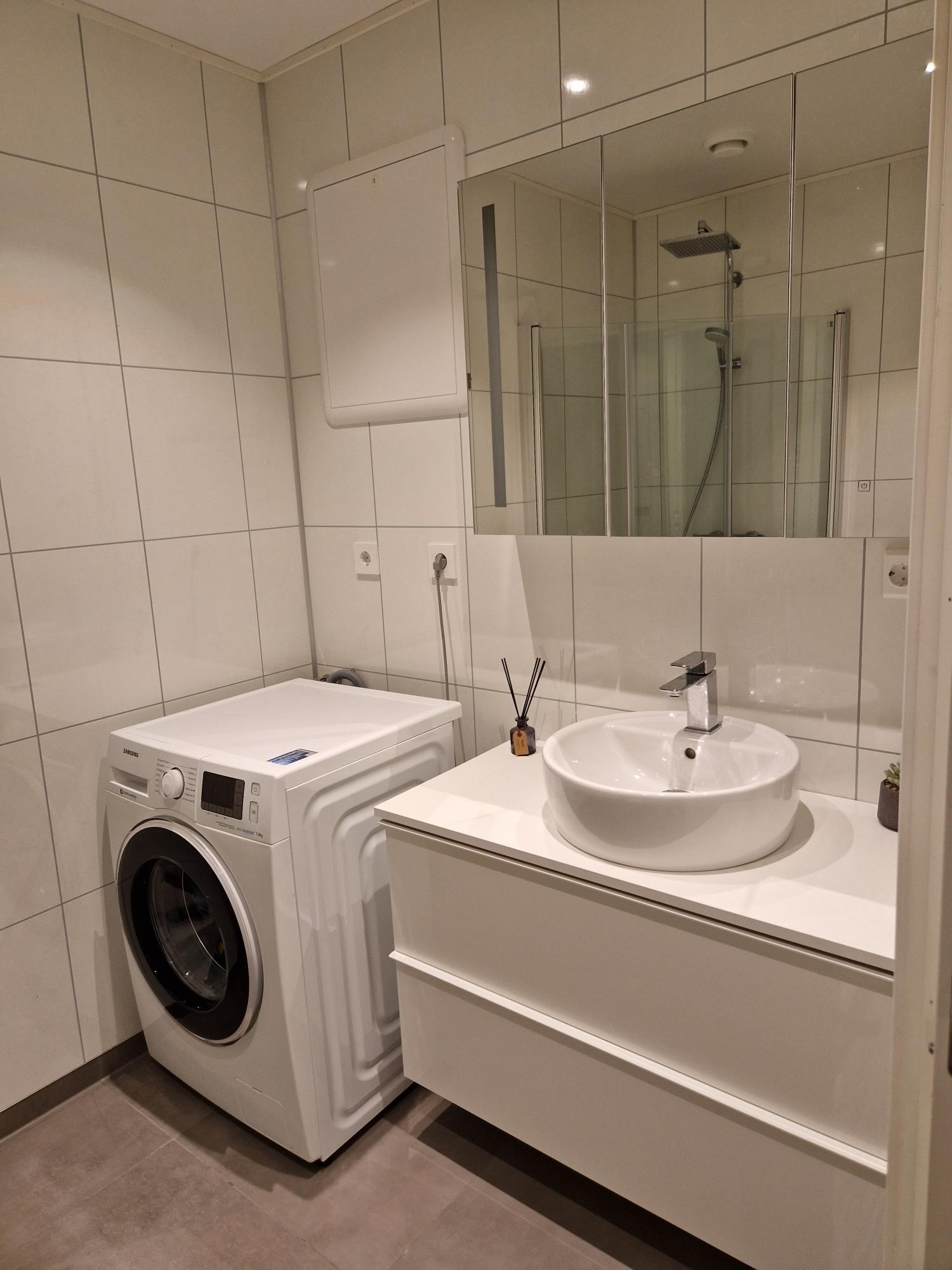 Bad med innredning og speilskap Galleribilde