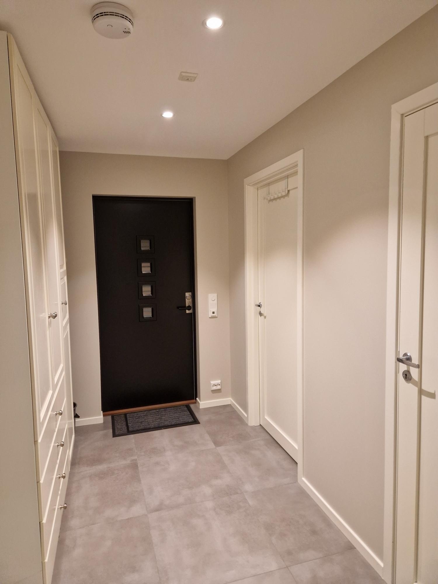 Gang med dør mot alle rom Galleribilde