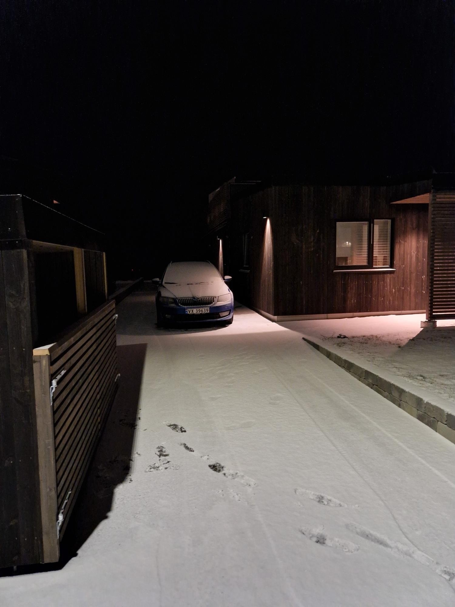 Biloppstillingsplasser. Felles søppelstativ i oppkjørselen. Galleribilde