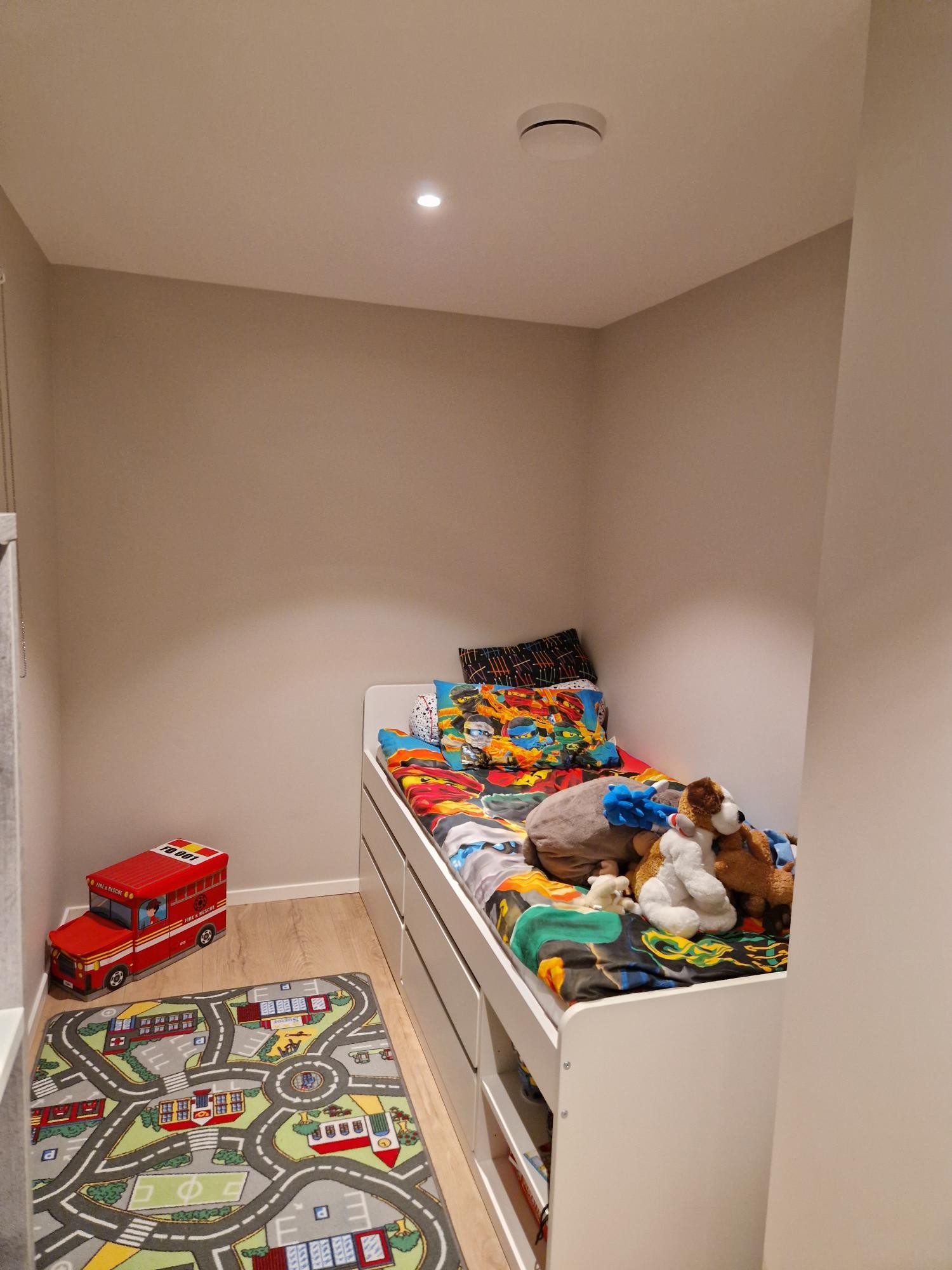 Plass til seng både på lang- og kortvegg. Galleribilde