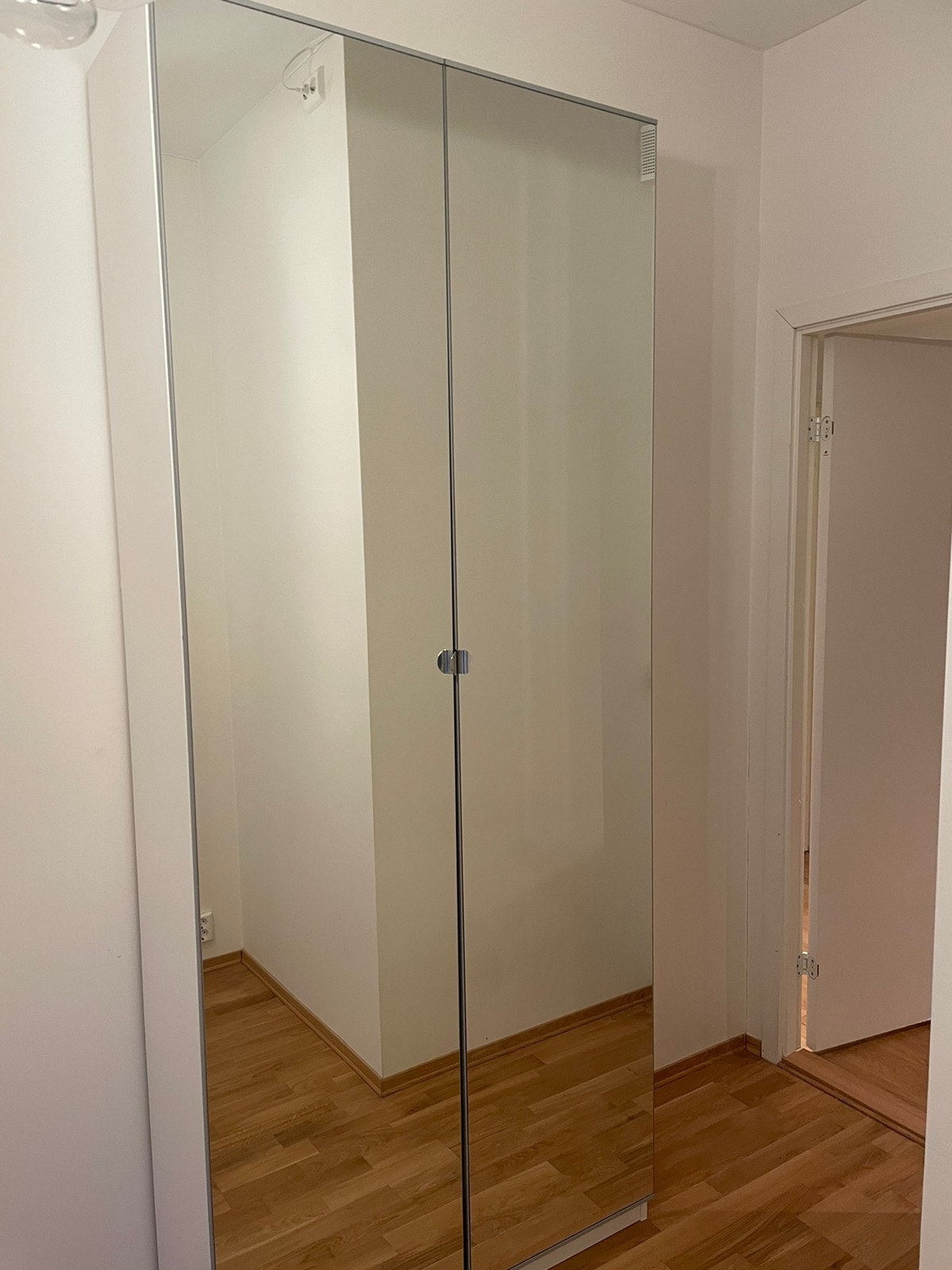 Soverom 2 med garderobeskap Galleribilde