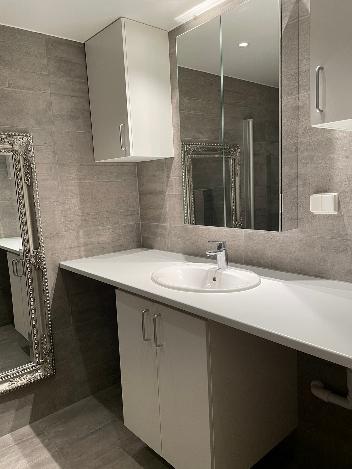 Bad fra 2020 med plass til vaskemaskin og tørketrommel Galleribilde