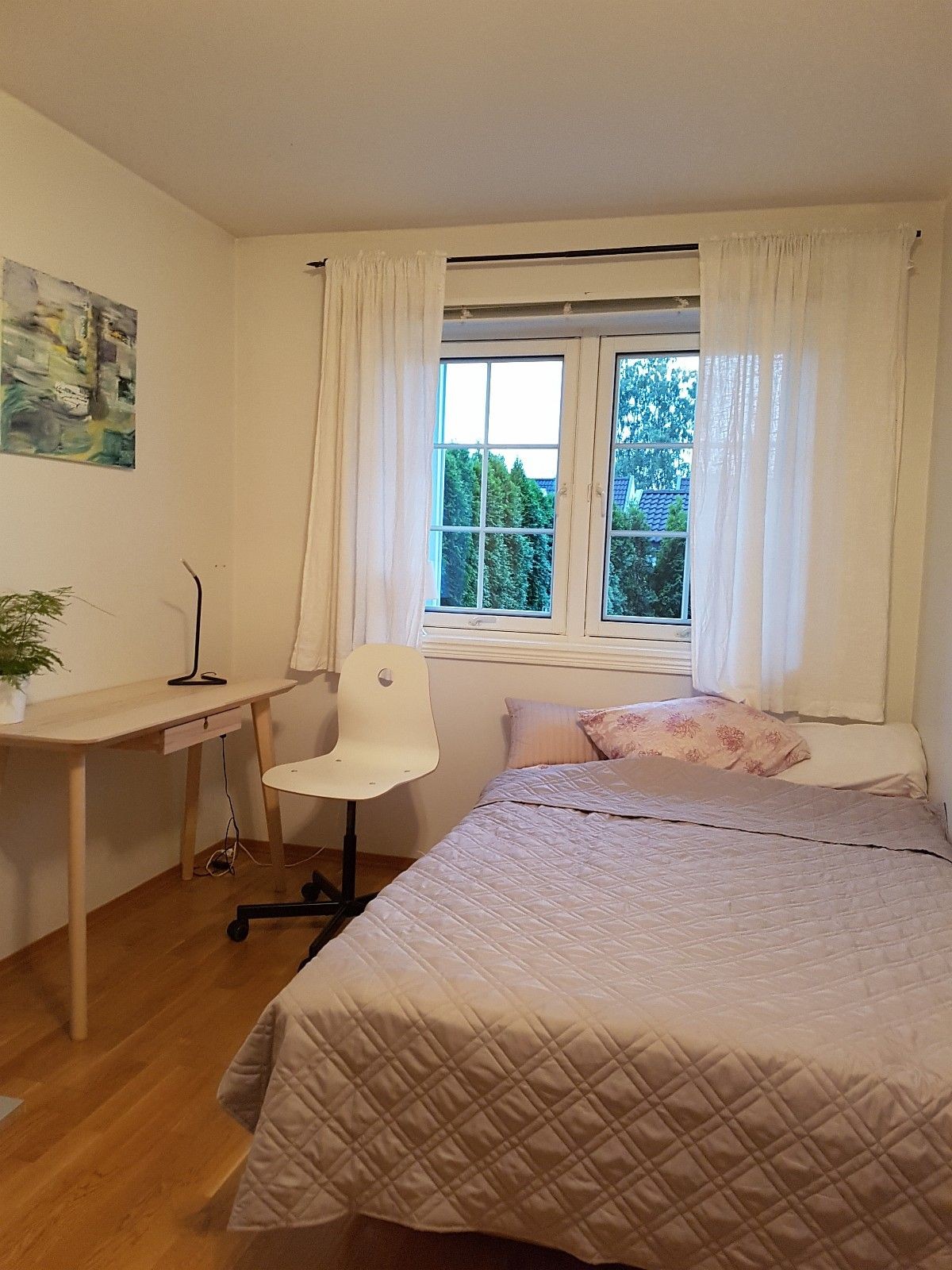 Soverom/stue med seng og skrivebord Galleribilde