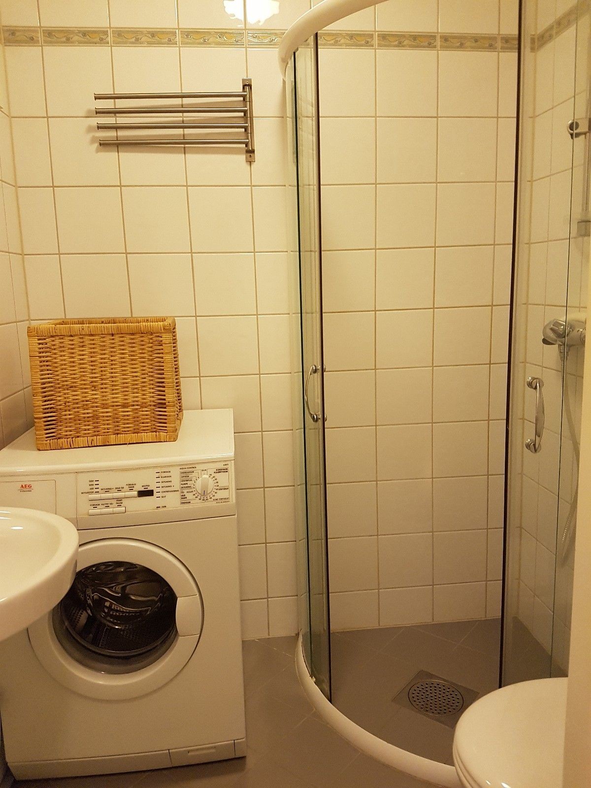 Bad med vaskemaskin Galleribilde