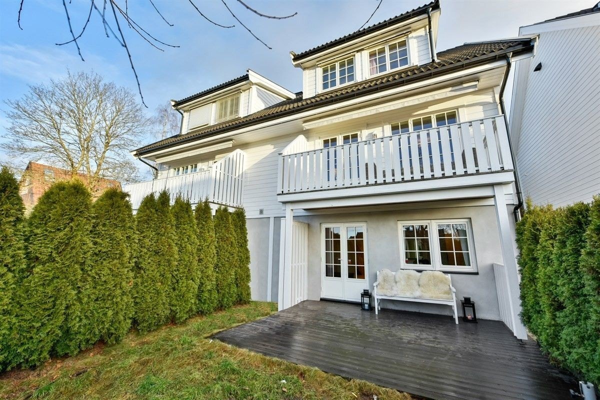 Front, utleiedelen har vindu ut mot hagen. Døren ut mot hagen er ikke del av utleiedelen. Galleribilde