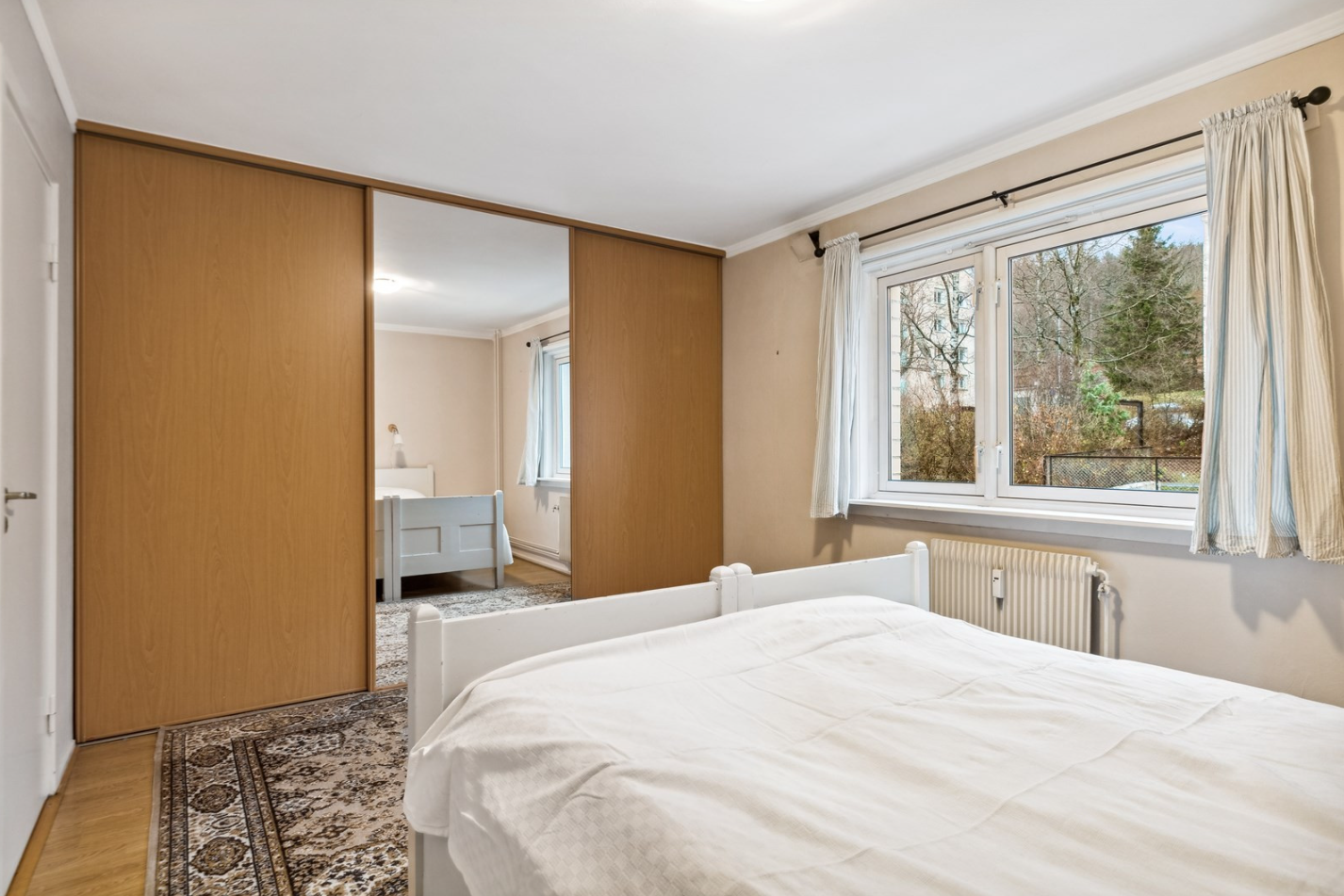 Soverom med garderobeskap Galleribilde