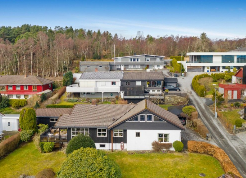 Leilighet er en del av enebolig (i hvit mur) like ved Sørmarka Galleribilde