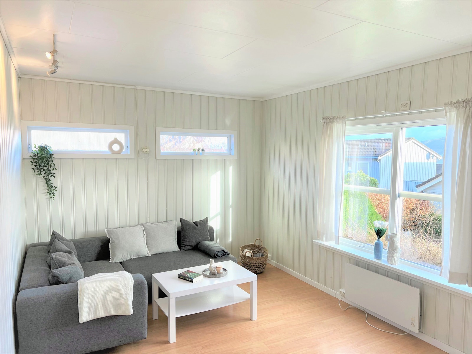 Utsikt mot stor hage, nabolag og fjell. Mye naturlig lys, et nivå over bakkeplan Galleribilde